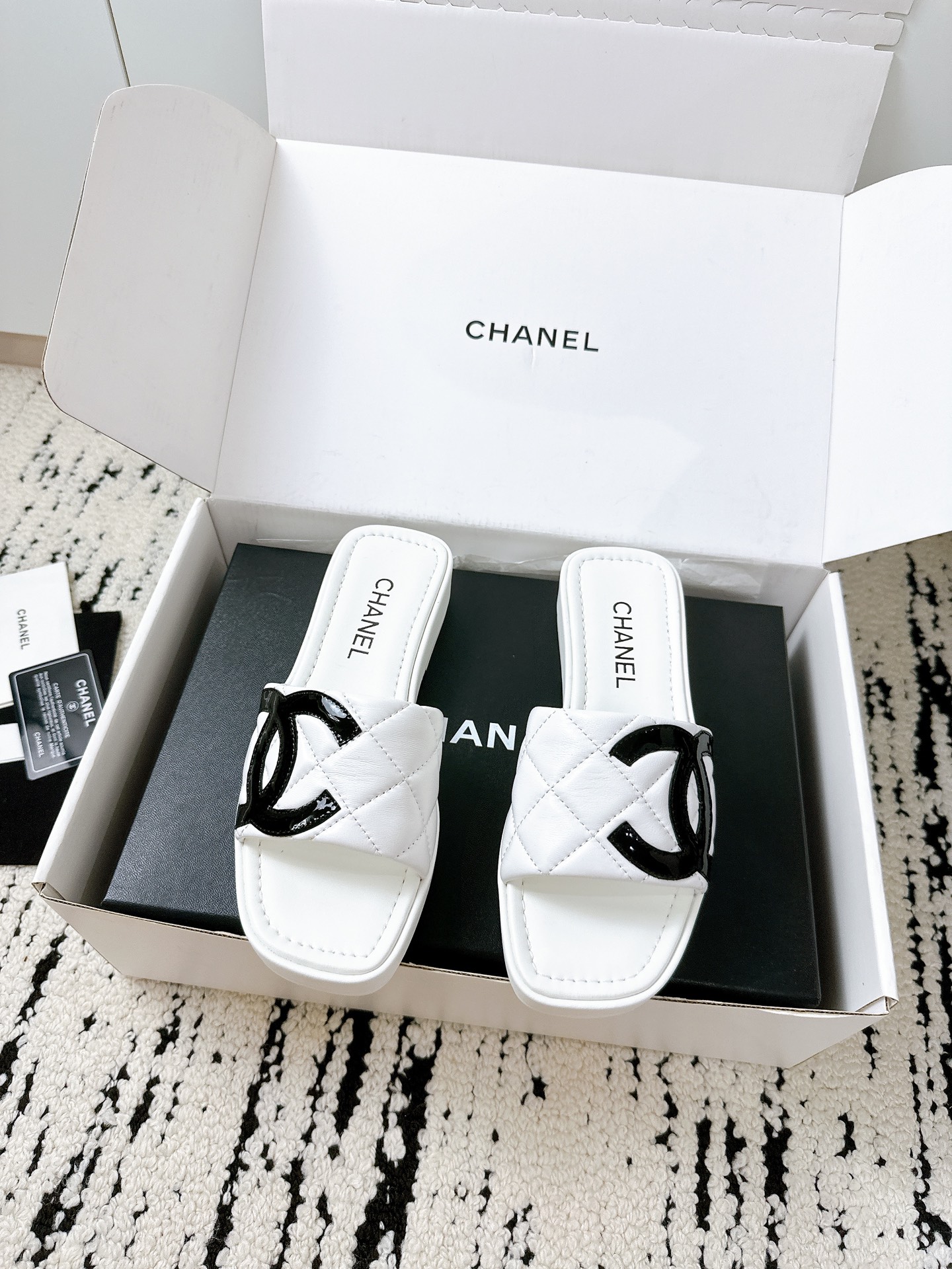 NO:387565,[Chanel Chanel 25/A new summer Kangpeng shoes | Panda color slippers] The same quality in the counter, the classic style that must be purchased every year is here!  The color-blocked large C logo + cowhide diamond pattern is full of high-end feel~ the inner part of the sheepskin is super soft, the rubber sole is comfortable and durable, and the foot is a fashionable beauty for walking!   Panda color matching is versatile and not picky, and can be held in both lazy style and exquisite outfits!  All materials are 1:1 against the original version, and the details must be controlled!   A universal artifact is available for traveling, vacationing, and dates in summer!  Wear it instantly to enhance the overall temperament, niche and high-end~ #Chanel Kangpeng Shoes #New Summer Style #Vertical Artifact #Counter Quality #Little Flavor Style Fabric Imported Cowhide, soft and delicate texture Imported Sheepskin Size 35-41, Slippers, Chanel, Chanel, slippers, cowhide, sheepskin19860909【Chanel香奈儿25/A夏季新款康鹏鞋｜熊猫配色拖鞋】  专柜同款品质,每年必入的经典款来啦！拼色大双C logo+牛皮菱格纹,高级感拉满～羊皮内里超柔软,橡胶鞋底舒适耐穿,上脚就是行走的时髦精！  熊猫配色百搭不挑人,无论是慵懒风还是精致穿搭都能hold住！所有材质1:1对标原版,细节控必入！  万能搭配神器,夏天出街、度假、约会都靠它！穿上它,瞬间提升整体气质,小众又高级～  #香奈儿康鹏鞋 #夏季新款 #百搭神器 #专柜品质 #小香风  面料 进口牛皮,质感柔软细腻 内里进口羊皮 码数35-41,拖鞋,chanel,chanel,slippers,cowhide,sheepskin,Women's Shoes