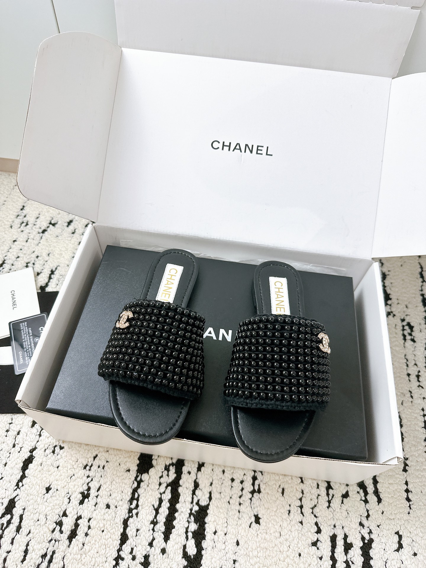 NO:403892,Top Pearl Slippers This season's holiday sandals series is really beautiful!  Paired with handmade pearl double C hardware decoration, simple and versatile, super beautiful on the feet, how to look good Go material The upper is made of original custom material, the inner foot pads are all sheepskin Original mold custom anti-slip sole Size 35-41 [40/41 custom] Requires another value for the aircraft box., slippers, slippers, sheepskin19860909顶级珍珠拖鞋 这一季度假凉拖系列真的超美！ 搭配手工珍珠双C五金装饰 简约百搭 上脚超级美的 怎么看怎么好看 Go 材质 鞋面采用原版定制材质 内里垫脚均为羊皮 原版开模定制防滑大底 码数35-41 [40/41定制] 需要飞机盒另元.,拖鞋,slippers,sheepskin,Women's Shoes