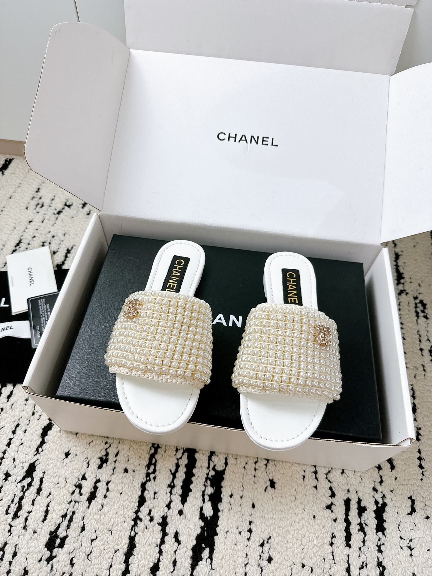 NO:387573,【Chanel powder must be added!  】25/A new summer pearl slippers are here~ **The counter is the same!  Purchasing quality** Real Chanel girls’ summer standard!  Luxurious pearl upper + classic double C buckle, Italian leather sole, **1:1 original development**, even the details are reproduced to the core!   **Universal matching king** From jeans to small skirts, from brunch to vacation by the beach, when you step on it, you will feel high-end in an instant~ The classic style that is out of stock every year, so I finally don’t have to wait for the purchasing agent this time!   Secretly saying that even the materials are customized according to the counter standards~ #Chanel slippers #Summer must-have #Light luxury outfit #Savority warning Handmade customization of pearls Imported cowhide, soft and delicate texture Imported sheepskin in the inner Outsole Imported leather outsole Size 35-41, slippers, brunello cucinelli, chanel, chanel, slippers, skirts, jeans, cowhide, sheepskin, Leather soles19860909【Chanel香粉必入！】25/A夏季新款珍珠拖鞋来啦～  **专柜同源！代购级品质**  真·香奈儿女孩的夏日标配！奢华珍珠鞋面+经典双C扣,意大利真皮底,**1:1原版开发**,连细节都复刻到骨子里！  **万能搭配王**  从牛仔裤到小裙子,从brunch到海边度假,踩上它瞬间拉满高级感～每年断货的经典款,这次终于不用等代购啦！  偷偷说连材质都是按专柜标准定制的哦～  #Chanel拖鞋 #夏季必备 #轻奢穿搭 #真香警告 面料手工定制珍珠 进口牛皮,质感柔软细腻 内里进口羊皮 大底意大利进口真皮大底 码数35-41,拖鞋,brunello cucinelli,chanel,chanel,slippers,skirts,jeans,cowhide,sheepskin,Leather soles,Women's Shoes