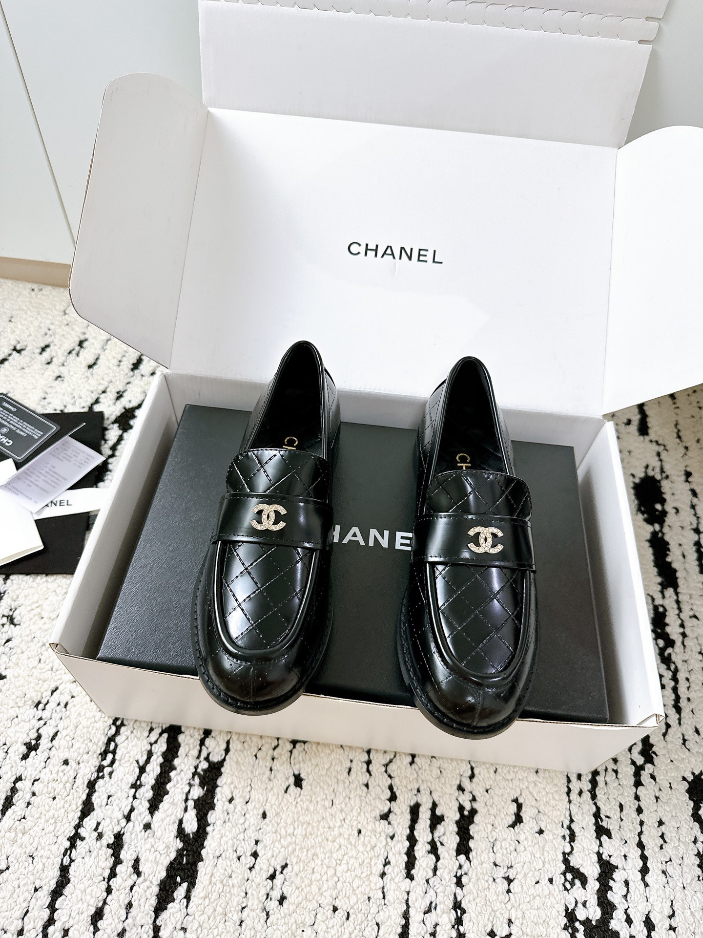 NO:423147,The plane box is 40 more Chanel girls must-have!  This new pair of loafers is amazing!   **cbanel classic diamond embroidery** matched with cowhide fabric, the texture is directly full!  The twin C-diamond buckles shining in the sun, each step exudes a sense of high-end ~ ** Italian leather bottom**, soft and comfortable on the feet, and you won’t be tired all day!  The loose fit is super friendly to the fat and wide feet. Whoever wears the thin legs are the ones!   Whether paired with jeans or small skirts, it can instantly improve the overall temperament and is a perfect versatile tool!   The sisters are done!  This wave of investment is not a loss~ #Chanel loafers #Essential for early autumn #High-end outfits imported from Italian leather outsoles Size 35-41 Full set of packaging, loafers semi-trails, chanel, loafers, skirts, jeans, cowhide, Leather soles19860909飞机盒另外加40香奈儿女孩必入！这双新款乐福鞋也太绝了吧！  **cbanel 经典菱格刺绣**搭配牛皮面料,质感直接拉满！阳光下闪闪发光的**双C钻扣**,每一步都散发着高级感～  **意大利真皮底**,上脚柔软又舒适,暴走一整天都不累！宽松版型对**胖脚、宽脚**超级友好,谁穿谁是小细腿！  不管是搭配牛仔裤还是小裙子,都能瞬间提升整体气质,妥妥的百搭神器！  姐妹们冲就完事了！这波入股不亏～ #香奈儿乐福鞋 #早秋必备 #高级感穿搭  大底进口意大利真皮大底 码数35-41 全套包装,乐福鞋半拖,chanel,loafers,skirts,jeans,cowhide,Leather soles,Women's Shoes