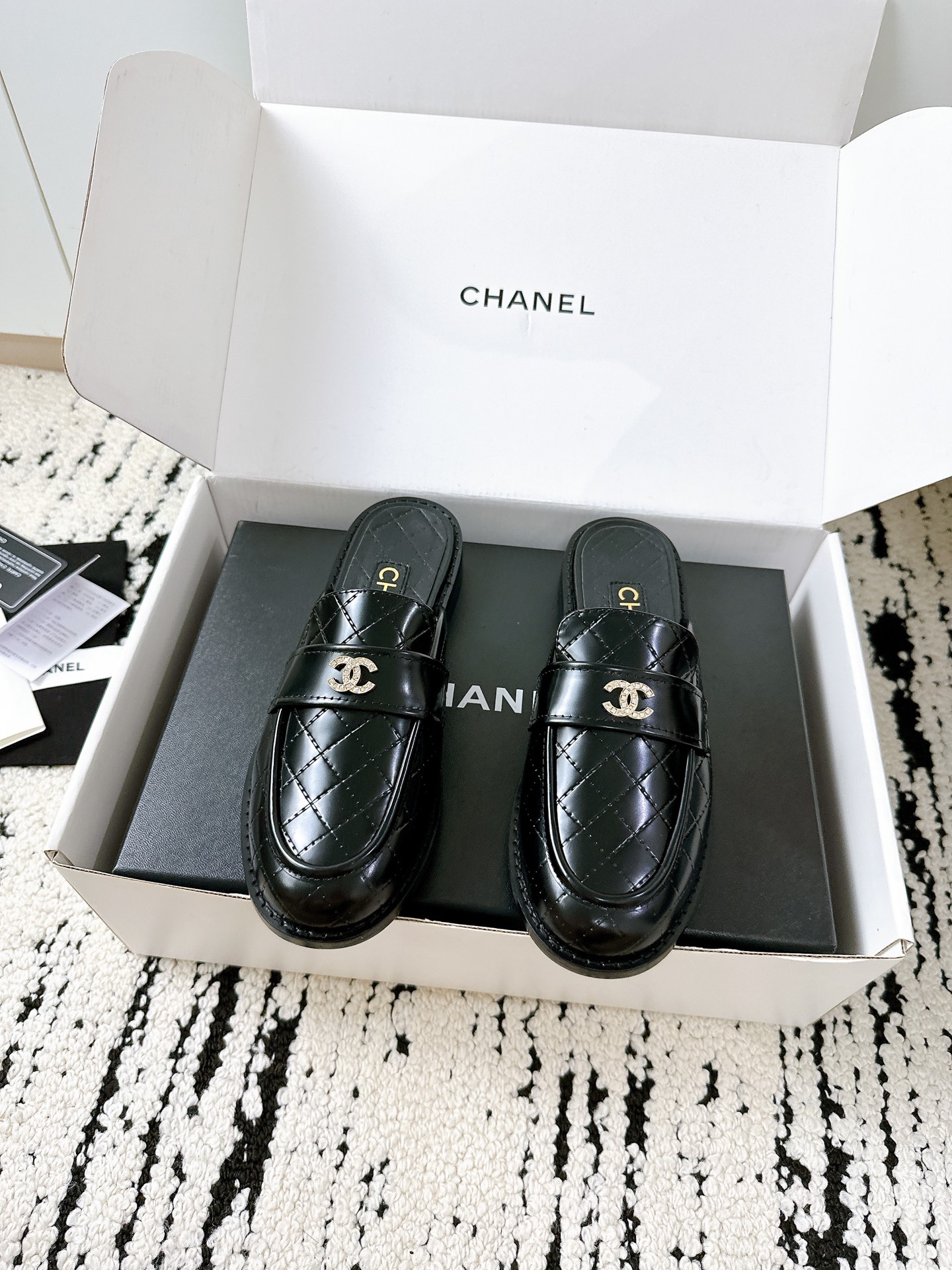NO:423146,The plane box plus 40 new Chanel semi-tork loafers are here!  When you put your feet on, you will become a rich girl. [Same style in the counter] Italian leather large sole + cowhide fabric, diamond embroidery is classic and high-end, double C diamond buckle blingblingbling is super eye-catching~ [Comfort MAX] Loose style is super friendly to fat feet/wide feet!  Don’t grind your feet or squeeze your feet, and you won’t be tired all day when shopping~ [King of Cost-performance] 1:1 to restore the quality of the counter, but the price is only a fraction of the price!  Get the little fragrant style easily, be the most beautiful baby in the circle of friends #Chanel high version #Little fragrant style outfit #The most versatile shoes Imported Italian leather outsole Size 35-41 (customized by 40/41), loafers semi-trailer, chanel, loafers, cowhide, Leather soles19860909飞机盒另外加40香奈儿新款半拖乐福鞋来啦！上脚秒变富家千金 【专柜同款】意大利真皮大底+牛皮面料,菱格刺绣经典又高级,双C钻扣blingbling超吸睛～ 【舒适度MAX】宽松版型对胖脚/宽脚超友好！不磨脚不挤脚,逛街暴走一整天都不累～ 【性价比之王】1:1还原专柜品质,价格却只要零头！轻松get小香风,做朋友圈最靓的崽  #香奈儿高版 #小香风穿搭 #最百搭的鞋 大底进口意大利真皮大底 码数35-41(40/41定做),乐福鞋半拖,chanel,loafers,cowhide,Leather soles,Women's Shoes