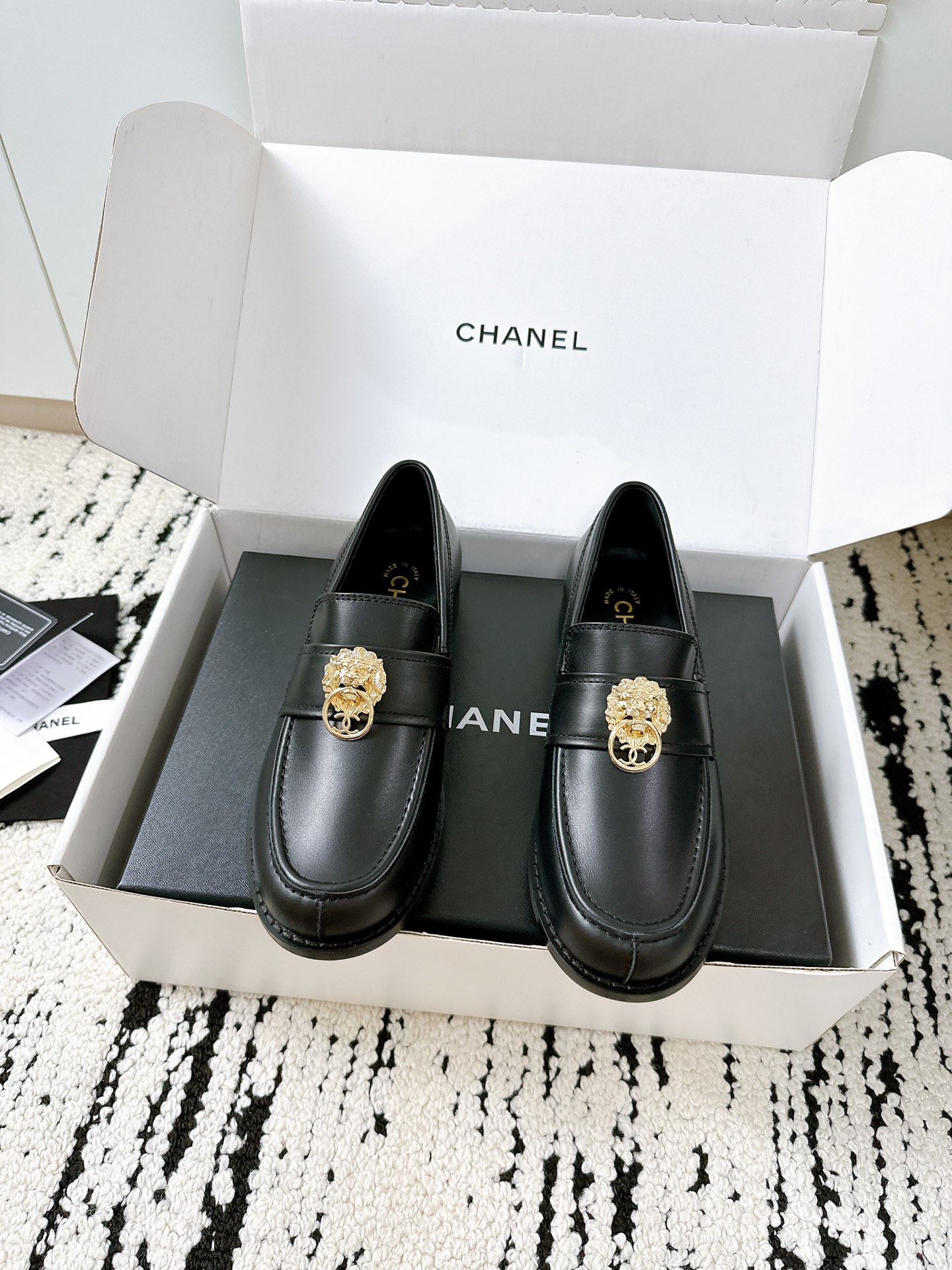 NO:423137,The plane box also has 40** Chanel new loafers｜Top version｜1:1 replica of the counter** Sisters!  These Chanel loafers are really amazing!  **Imported calfskin** So soft as if stepping on a cloud, **Double C lion head buckle** blingbling, flashing in the sun so hard that I can't move my eyes!  Italian leather sole, walking steadily and not tired, and walking 3 hours without any yelling pain~ The most amazing thing is its ** loose style**, you can wear fat and thin feet, and you won’t squeeze your feet at all!  The same craftsmanship of the counter is full of details, and even the wiring is exactly the same. Anyone who knows it knows~ It is a retro lazy style with jeans, and it is directly luxurious and full of luxury with a small fragrance suit. It is a return rate when wearing it in autumn and winter #Chanel loafers #Little fragrant style #Essential for autumn and winter #High-end reproduction #Vertical magic shoes Outsole imported Italian leather outsole Size 35-41, loafers, chanel, chanel, loafers, jeans, cowhide, Leather soles19860909飞机盒另外加40**香奈儿新款乐福鞋｜顶级版本｜专柜1:1复刻**  姐妹们！这双Chanel乐福鞋真的绝了！ **进口小牛皮** 柔软到像踩在云朵上,**双C狮子头钻扣** blingbling,阳光下闪到挪不开眼！意大利真皮大底,走路稳还不累脚,逛街暴走3小时都不带喊痛的～  最绝的是它的 **宽松版型**,胖脚、瘦脚都能穿,完全不挤脚！专柜同款工艺,细节拉满,连走线都一模一样,懂的都懂～  搭配牛仔裤是复古慵懒风,配小香风套装直接贵气拉满,秋冬穿它回头率  #Chanel乐福鞋 #小香风 #秋冬必备 #高端复刻 #百搭神鞋  大底进口意大利真皮大底 码数35-41,乐福鞋,chanel,chanel,loafers,jeans,cowhide,Leather soles,Women's Shoes