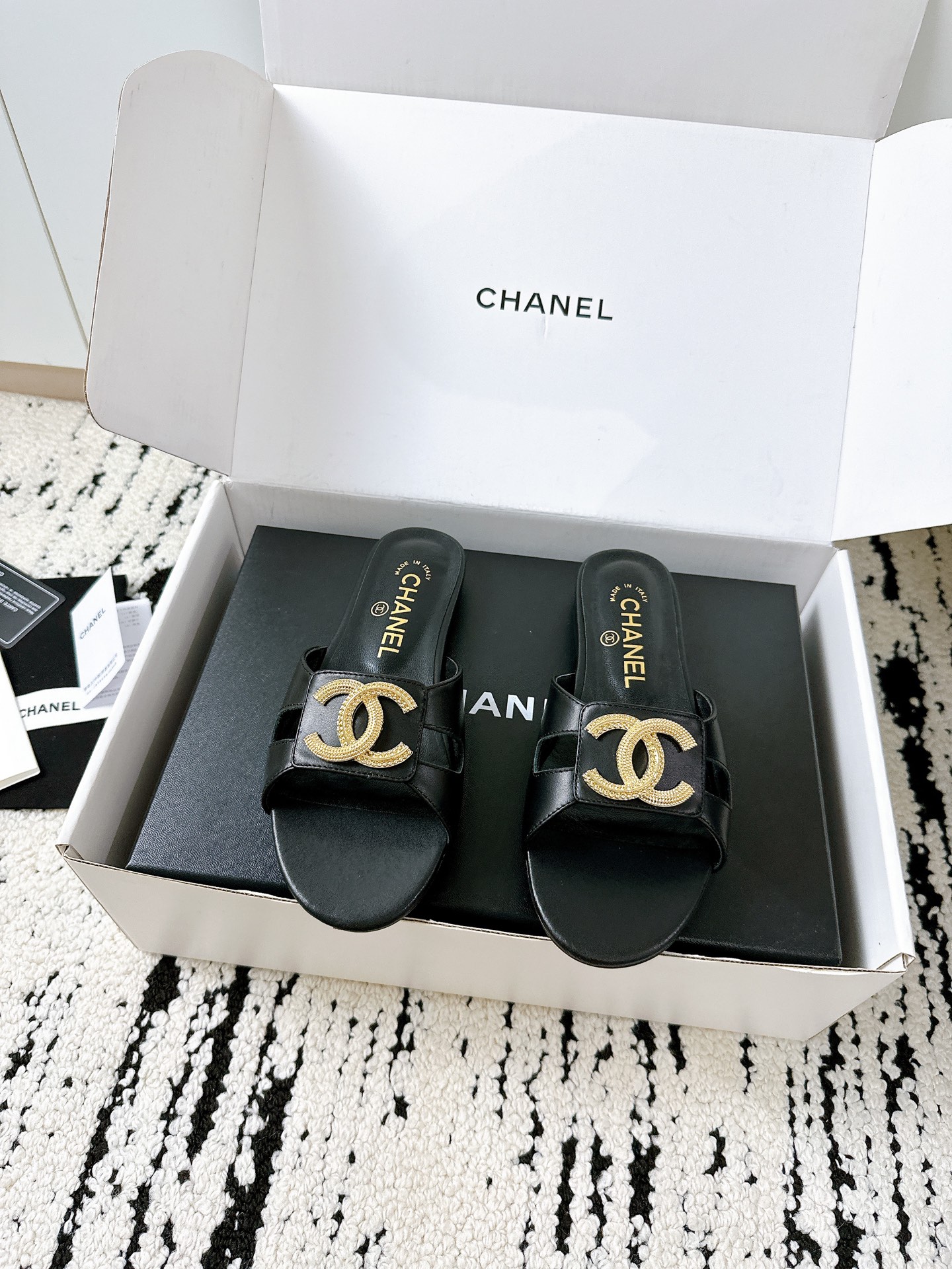 NO:423116,The aircraft box is also plus 40** Chanel's new double C slippers | The top version is coming!  ** Sisters, come here!  **Chanel Chanel's new twin C slippers** Finally, we have waited for the top version!   **Imported cowhide fabric**, soft and skin-friendly, super comfortable to wear~ **Extra large double C metal buckle**, classic and high-end, eye-catching at a glance!   **Italian genuine leather bottom**, wear-resistant and non-slip, walking steadily~ **County 1:1 replica**, the style is super straight, it is not picky about the feet, and you can control the fat and thin feet!   Wear it and become a fashionable person in seconds. Whether it is shopping, dating or vacationing, you can easily hold it!   #Chanel slippers #Chanel new style #high-end style #big brand same style #fashion items outsole imported Italian leather outsole size 34-41, slippers, chanel, chanel, slippers, cowhide, Leather soles19860909飞机盒另外加40**香奈儿新款双C拖鞋｜顶级版本来袭！**  姐妹们看过来！ **Chanel香奈儿新款双C拖鞋** 终于等到顶级版本啦！  **进口牛皮面料** ,柔软亲肤,上脚超舒适~  **超大双C金属扣** ,经典又高级,一眼吸睛！  **意大利真皮底** ,耐磨防滑,走路稳稳的~  **专柜1:1复刻** ,版型超正,不挑脚型,胖瘦脚都能驾驭！  穿上它,秒变时髦精 无论是逛街、约会还是度假,都能轻松hold住！  #香奈儿拖鞋 #Chanel新款 #高级感穿搭 #大牌同款 #时尚单品 大底进口意大利真皮大底 码数34-41,拖鞋,chanel,chanel,slippers,cowhide,Leather soles,Women's Shoes