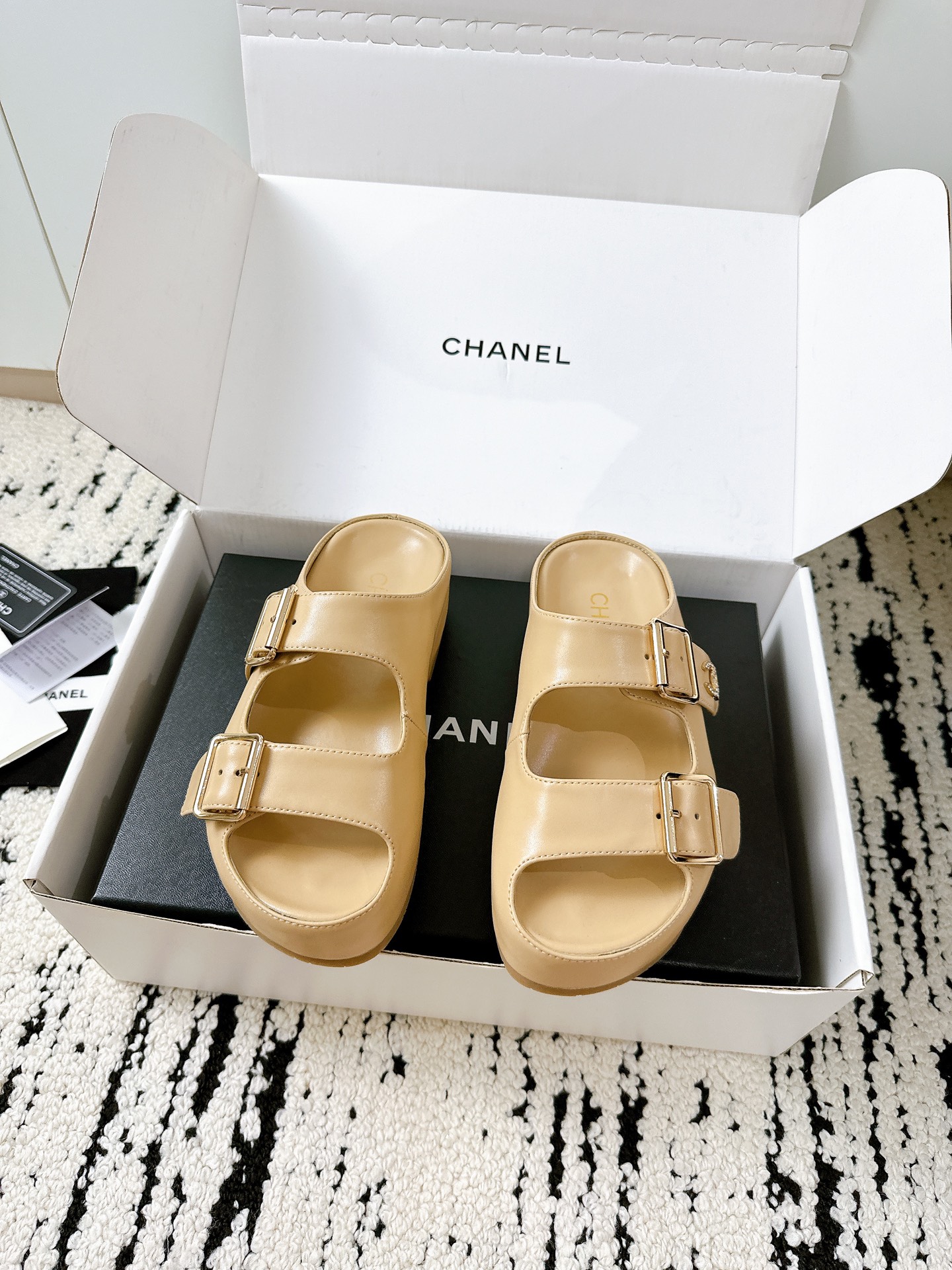 NO:423126,The plane box is 40 yuan [Chanel new slippers | the same ceiling as the counter] Sisters!  This pair of Chanel new slippers is amazing!  **Imported cowhide fabric**, the feet are soft and glutinous, and the texture is directly full~ **Double C diamond buckle** blingbling, low-key and luxurious, and whatever you want is full of luxury!   Original ** raw glue-free bottom**, anti-slip and wear-resistant, walking without tiring your feet~ ** counter 1:1 replica **, the style is super straight, and you can control fat and thin feet, making you look thin and long!   Whether it is a jeans or a small skirt, you can easily hold it. You can wear it when you go shopping or vacation in summer, and you will look back!   #Chanel slippers #Same style as big brands #Summer must-have #High-end outfits Imported Italian leather outsole Size 34-41, slippers, chanel, chanel, slippers, skirts, jeans, cowhide, Leather soles19860909飞机盒另外加40元【香奈儿新款拖鞋｜专柜同款天花板】  姐妹们！这双Chanel新款拖鞋也太绝了吧！ **进口牛皮面料**,上脚软糯不磨脚,质感直接拉满～ **双C钻扣** blingbling的,低调中透着奢华,随便搭都高级感爆棚！  原版**生胶大底**,防滑耐磨,走路带风不累脚～ **专柜1:1复刻**,版型超正,胖瘦脚都能驾驭,显瘦又显腿长！  不管是配牛仔裤还是小裙子,都能轻松hold住,夏天出门逛街、度假穿它,回头率！  #香奈儿拖鞋 #大牌同款 #夏日必备 #高级感穿搭 大底进口意大利真皮大底 码数34-41,拖鞋,chanel,chanel,slippers,skirts,jeans,cowhide,Leather soles,Women's Shoes