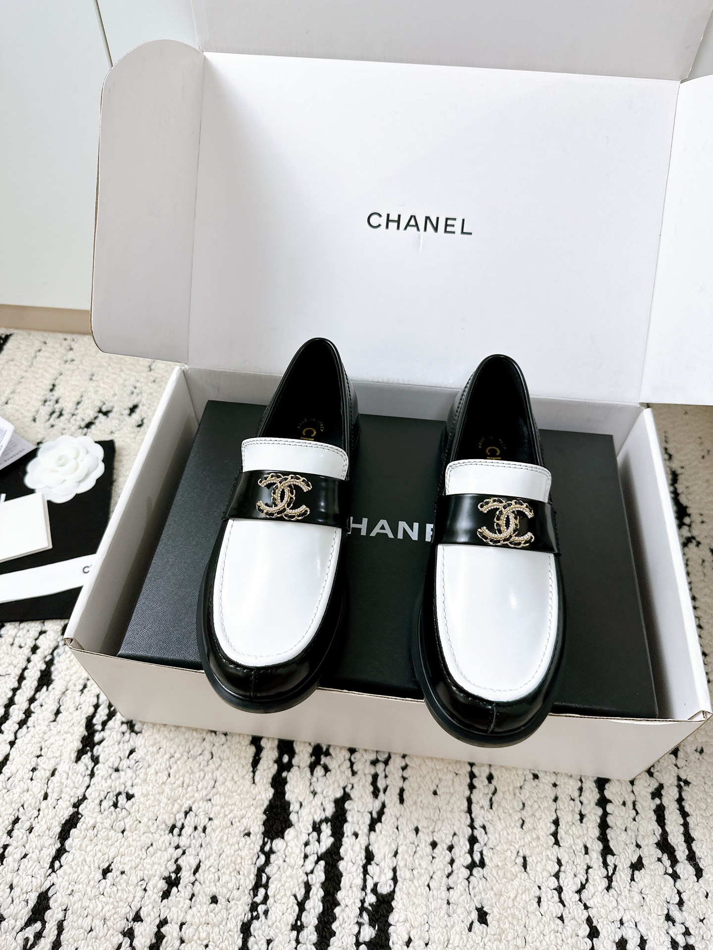 NO:423113,The plane box is also 40 [Chanel Loafers | 1:1 replica of the purchasing agent level] Xiaoxiangjia classic loafers are here!  The cowhide fabric is high-end and textured, paired with the iconic double C metal buckle, low-key and luxurious ~ Italian imported leather large sole, comfortable and tiring feet, and the details must be controlled!   **Full details** Neatly routed, clear imprinting, foot pad technology benchmarks the original version, purchasing quality, slimming on the feet, long legs, versatile and not picky, can be worn on commuting, dating, shopping, and easy to control various styles~ #Chanel loafers #Little Flavors #Replica Boutique #Vertical single shoes #Light luxury outfits Imported Italian leather sole Size 34-41 (customized by 34/40/41), loafers, chanel, chanel, loafers, cowhide, Leather soles19860909飞机盒另外加40【香奈儿乐福鞋｜代购级1:1复刻】  小香家经典款乐福鞋来啦！ 牛皮面料高级有质感,搭配标志性双C金属扣,低调又奢华～意大利进口真皮大底,脚感舒适不累脚,细节控必入！  **细节满分**  走线工整,压印清晰  垫脚工艺对标原版  代购级品质,上脚显瘦显腿长  百搭不挑人,通勤、约会、逛街都能穿,轻松驾驭各种风格～  #香奈儿乐福鞋 #小香风 #复刻精品 #百搭单鞋 #轻奢穿搭  大底进口意大利真皮大底 码数34-41(34/40/41定做),乐福鞋,chanel,chanel,loafers,cowhide,Leather soles,Women's Shoes
