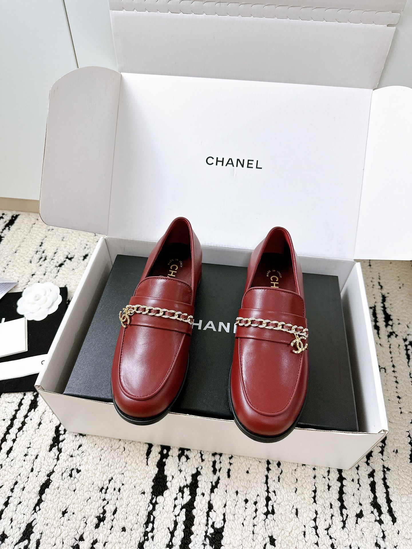 NO:423093,Airplane box [Little Fragrant Loafers | 1:1 replica of purchasing agent level] This pair of Chanel classic loafers is really amazing!  The texture of cowhide fabric is excellent, matched with chain buckle + double C logo decorative buckle, the details are full, and the high-end feeling is directly overflowing the screen~ ** Italian genuine leather bottom**, the foot feels comfortable and does not scratch the feet, the wiring is neat, the imprinted foot pads, and even the details in the inner perfectly restore the original craftsmanship!  The quality of purchasing agents is the noble lady on the upper body~ It is versatile in commuting, dating, shopping, and it is super stylish with jeans and small skirts!  In stock, you can't do it slowly~ #Chanel loafers #Little Fragrance #Reproduction fine #Vertical single shoes #High-end outfits Imported Italian leather outsole Size 34-41 (customized by 34/40/41), loafers semi-trailer, chanel, chanel, loafers, skirts, jeans, cowhide, Leather soles19860909飞机盒【小香风乐福鞋｜代购级1:1复刻】  这双Chanel经典乐福鞋真的绝了！ 牛皮面料质感超赞,搭配链条扣+双C标志装饰扣,细节拉满,高级感直接溢出屏幕～  **意大利真皮底**,脚感舒适不磨脚,走线工整,压印垫脚,连内里细节都完美还原原版工艺！代购级品质,上身就是贵气小姐姐～  通勤、约会、逛街都百搭,配牛仔裤、小裙子都超有范儿！ 库存不多,手慢无哦～  #香奈儿乐福鞋 #小香风 #复刻精品 #百搭单鞋 #高级感穿搭  大底进口意大利真皮大底 码数34-41(34/40/41定做),乐福鞋半拖,chanel,chanel,loafers,skirts,jeans,cowhide,Leather soles,Women's Shoes