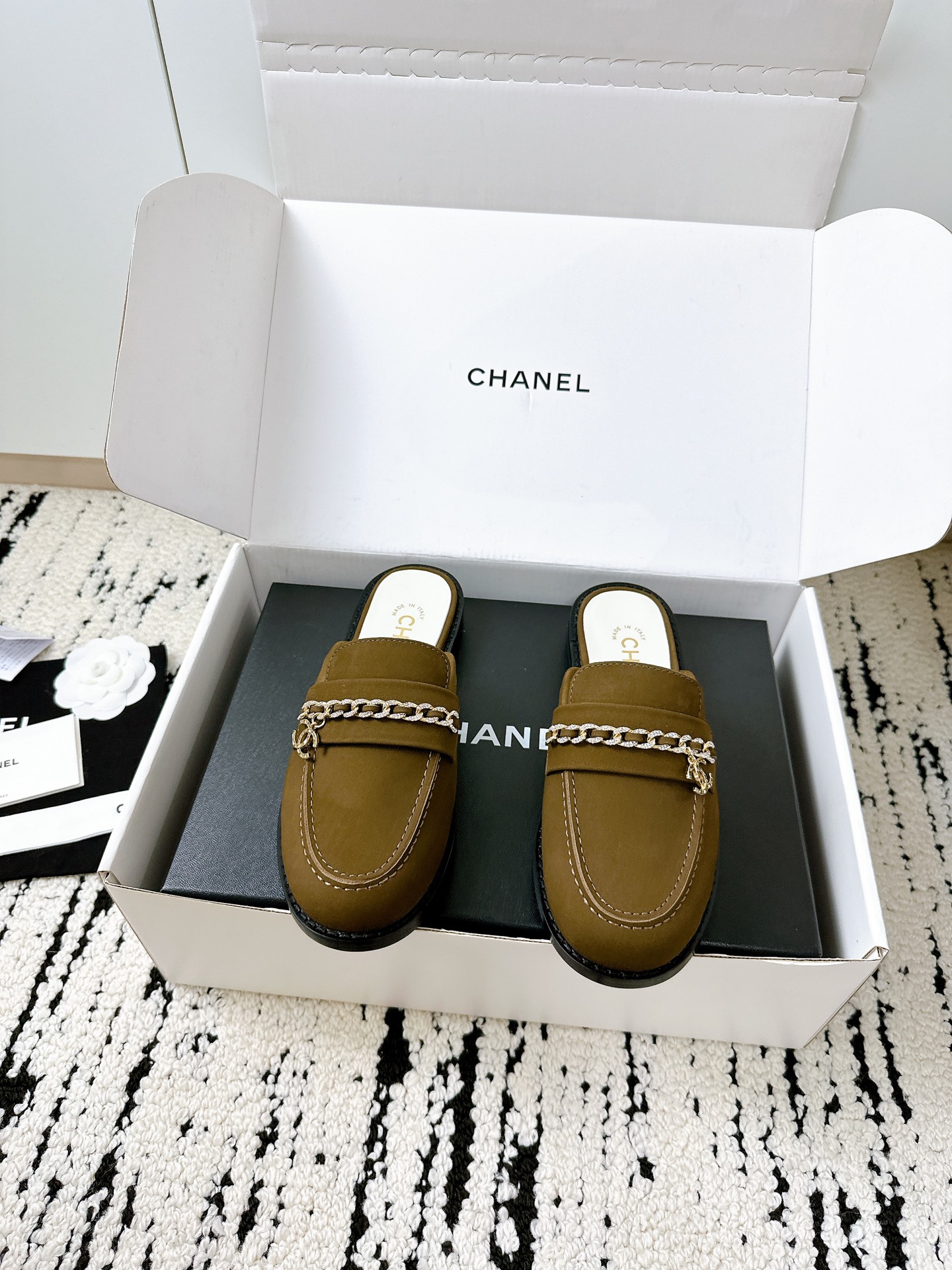 NO:423102,Airplane box [Little Xiangfeng Loafer Slippers | 1:1 replica of purchasing agent level] This pair of Chanel classic Loafer half-slippers is really amazing!  The texture of cowhide fabric is excellent, matched with chain buckle + double C logo decorative buckle, the details are full, and the high-end feeling is directly overflowing the screen~ ** Italian genuine leather bottom**, the foot feels comfortable and does not scratch the feet, the wiring is neat, the imprinted foot pads, and even the details in the inner perfectly restore the original craftsmanship!  The quality of purchasing agents is the noble lady on the upper body~ It is versatile in commuting, dating, shopping, and it is super stylish with jeans and small skirts!  In stock, you can't do it slowly~ #Chanel loafers #Little Fragrance #Reproduction fine #Vertical single shoes #High-end outfits Imported Italian leather outsole Size 34-41 (customized by 34/40/41), loafers semi-trailer, chanel, chanel, loafers, slippers, skirts, jeans, cowhide, Leather soles19860909飞机盒【小香风乐福拖鞋｜代购级1:1复刻】  这双Chanel经典乐福半拖鞋真的绝了！ 牛皮面料质感超赞,搭配链条扣+双C标志装饰扣,细节拉满,高级感直接溢出屏幕～  **意大利真皮底**,脚感舒适不磨脚,走线工整,压印垫脚,连内里细节都完美还原原版工艺！代购级品质,上身就是贵气小姐姐～  通勤、约会、逛街都百搭,配牛仔裤、小裙子都超有范儿！ 库存不多,手慢无哦～  #香奈儿乐福鞋 #小香风 #复刻精品 #百搭单鞋 #高级感穿搭  大底进口意大利真皮大底 码数34-41(34/40/41定做),乐福鞋半拖,chanel,chanel,loafers,slippers,skirts,jeans,cowhide,Leather soles,Women's Shoes