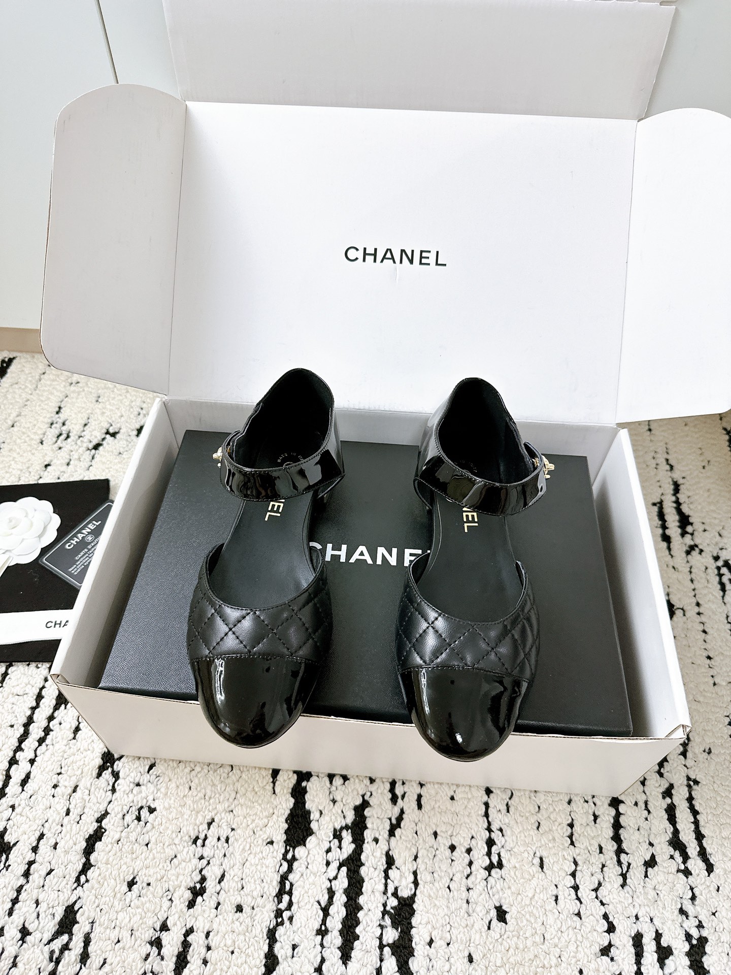 NO:423084,Airplane box **Small fragrance will enter!  The 1:1 Chanel classic hollow shoes are here!  ** **Cowhide fabric** + **Electric embroidered diamond pattern**, full of details, invincible texture!  The color combination design is super versatile, and it is perfect for spring and summer skirts and jeans~ ** with ** back of the foot, which is convenient and elegant to put on and take off. Italian leather bottom, comfortable feet and not tiring to the feet, and walking with wind!   ** Purchasing quality**, neatly routed, imprinted footbeds, ** The same method as the original version**, details are controlled and closed!   The same craftsmanship in the counter is very cost-effective, and you don’t have to wait for purchasing agents, and they are shipped in seconds in stock!   #Xiaoxiangfeng #Vertical single shoes #High-end replica #Shoe control must have imported Italian leather outsole size 34-41 (customized by 34/40/41), sandals, chanel, sandals, skirts, jeans, cowhide, Leather soles19860909飞机盒 **小香风必入！代购级1:1香奈儿经典中空鞋来啦！**   **牛皮面料** + **电绣菱格纹**,细节拉满,质感无敌！拼色设计超百搭,春夏配裙子牛仔裤都绝绝子～  **套脚后带**设计,穿脱方便又优雅,意大利真皮底,脚感舒适不磨脚,走路带风不累人！  **代购级品质**,走线工整,压印垫脚,**跟原版一样的做法**,细节控闭眼入！  专柜同款工艺,性价比超高,不用等代购,现货秒发！  #小香风 #百搭单鞋 #高端复刻 #鞋控必备  大底进口意大利真皮大底 码数34-41(34/40/41定做),凉鞋,chanel,sandals,skirts,jeans,cowhide,Leather soles,Women's Shoes