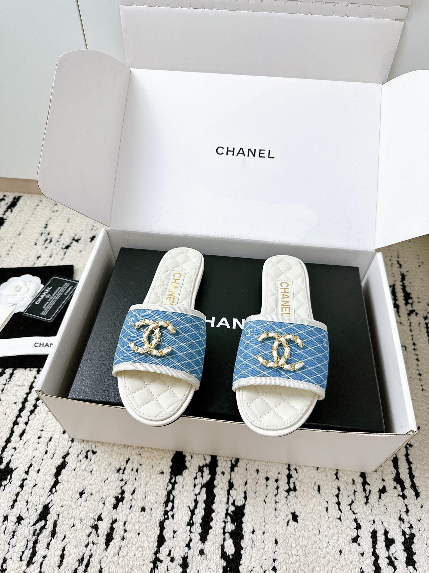 NO:423074,Airplane box Chanel 25/A summer new slippers counter quality one of the must-have classics every year!  Design More highlight and taste~ All materials are customized according to the original version!  Buy genuine products to develop. Universal and versatile artifact, summer beach, durable model. Fabric imported cowhide, soft and delicate texture, imported sheepskin inside, outsole, Italian thickened leather outsole, size 35-41 (customized by 34/40/41), slippers, chanel, chanel, slippers, cowhide, sheepskin, Leather soles19860909飞机盒 chanel香奈儿25/A夏季 新款拖鞋 专柜品质 每年必入的经典款之一！设计 更加彰显和品味～所有材质都根据原版定制！购入正品开发.万能百搭神器,夏日沙滩,耐造款. 面料 进口牛皮,质感柔软细腻 内里进口羊皮 大底意大利加厚真皮大底 码数35-41(34/40/41定做),拖鞋,chanel,chanel,slippers,cowhide,sheepskin,Leather soles,Women's Shoes