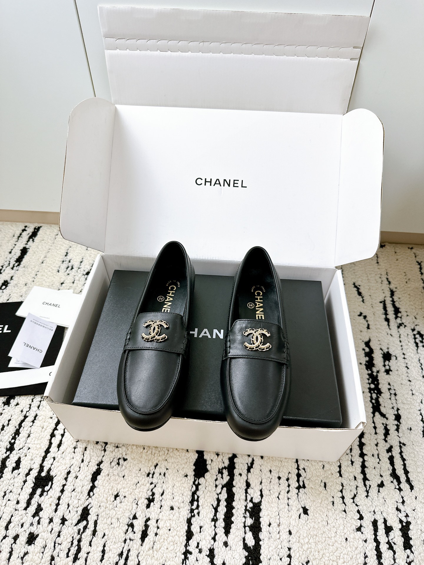 NO:544682,New versatile flat-heeled loafers, exclusive must-have hot products, goddess series, irresistible, heart-wrenching... Light luxury and fashionable, working, daily wear, no tiring, imported cowhide, soft and delicate texture, comfortable inner foot padding, Italian original leather outsole, top 35-39 [40.41 custom] Requires airplane box for another dollar., loafers, loafers, cowhide, sheepskin, Leather soles19860909新款百搭平跟乐福鞋,独家必备爆款,女神系列 让人无法抗拒,心动ing…… 轻奢时髦 上班 日常穿搭不累脚 进口牛皮材质 质感柔软细腻 内里垫脚舒适羊皮 意大利原版真皮大底 顶级35-39 [40.41定做] 需要飞机盒另元.,乐福鞋,loafers,cowhide,sheepskin,Leather soles,Women's Shoes