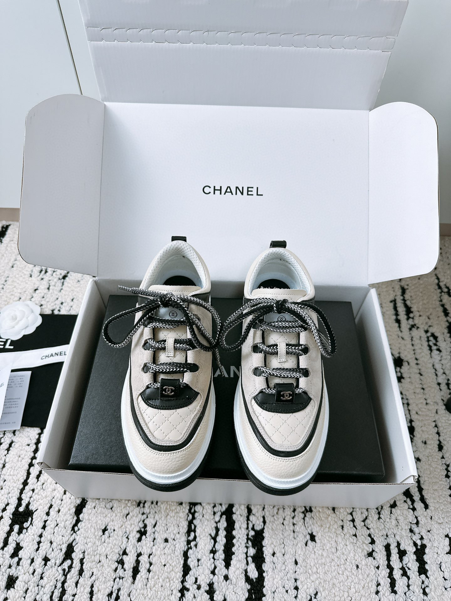 Chanel Chanel 25/A nuevas zapatillas casual de principios de primavera con suela gruesa. Las zapatillas casuales de Xia…