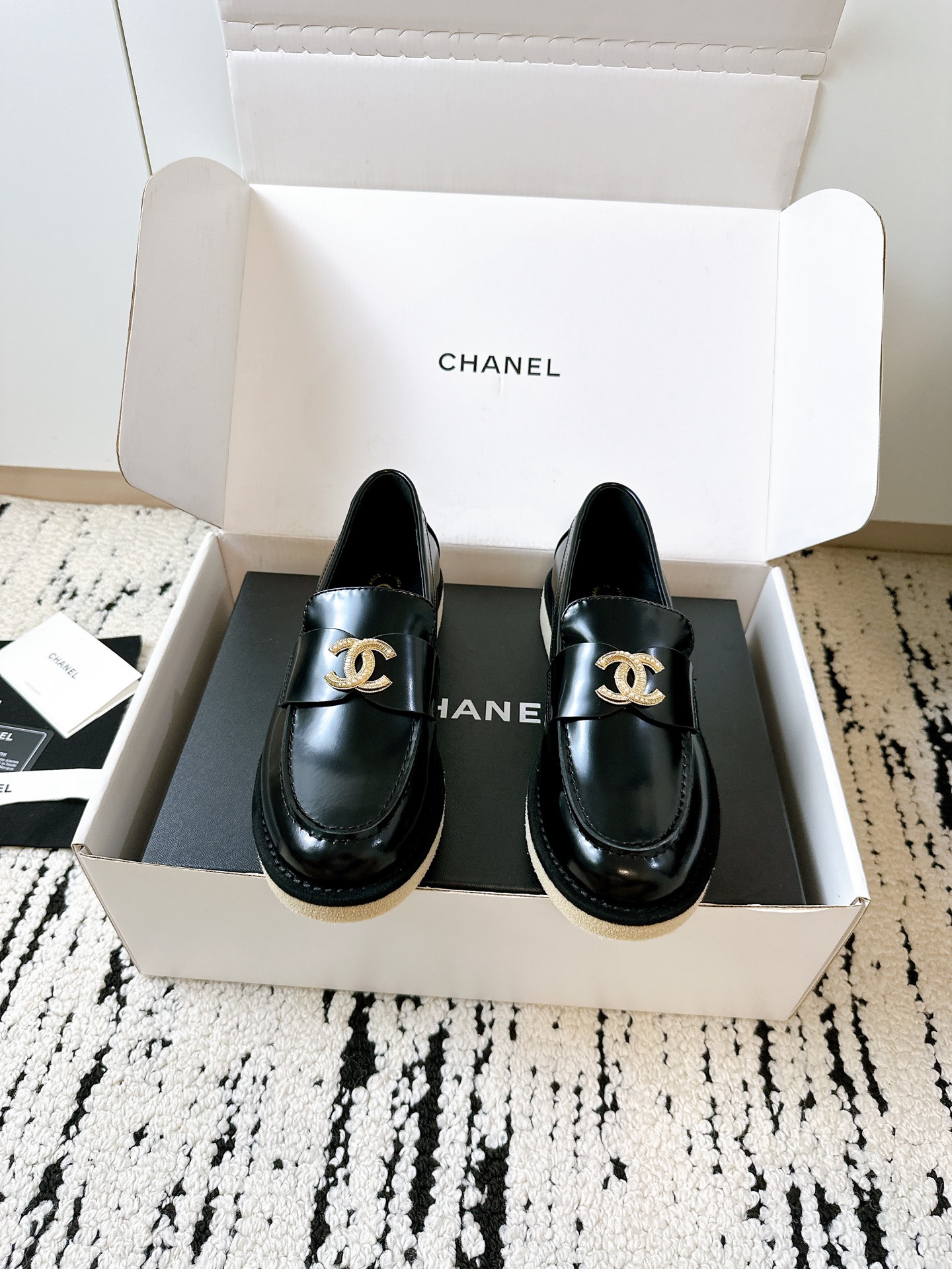 NO:544691,New versatile flat-heeled loafers, exclusive must-have hot products, goddess series, irresistible, heart-wrenching... Light luxury and fashionable, working, daily wear, no tiring, imported cowhide, soft and delicate texture, comfortable inner foot padding, Italian original leather outsole, top 35-39 [40.41 customization] [Requires airplane box to be another dollar], loafers, loafers, cowhide, sheepskin, Leather soles19860909新款百搭平跟乐福鞋,独家必备爆款,女神系列 让人无法抗拒,心动ing…… 轻奢时髦 上班 日常穿搭不累脚 进口牛皮材质 质感柔软细腻 内里垫脚舒适羊皮 意大利原版真皮大底 顶级35-39 [40.41定做] [需要飞机盒另元],乐福鞋,loafers,cowhide,sheepskin,Leather soles,Women's Shoes