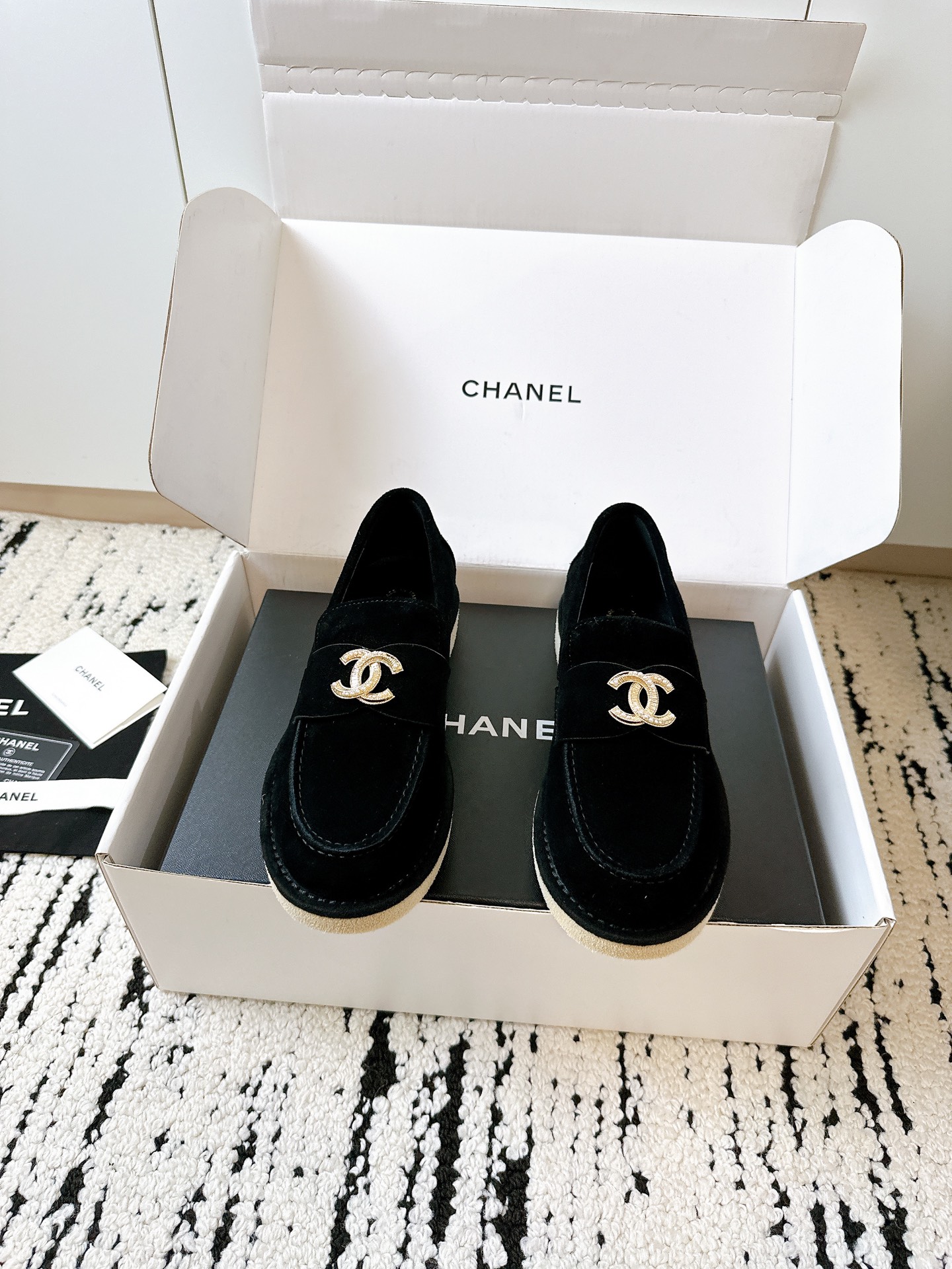 NO:544696,New versatile flat-heeled loafers, exclusive must-have hot products, goddess series, irresistible, heart-wrenching... Light luxury and fashionable, working, daily wear, imported ox back-fleece material, soft and delicate texture, comfortable inner foot padding, Italian original leather outsole, top 35-39 [40.41 customization] [Requires airplane box to be another dollar], loafers, loafers, sheepskin, Leather soles19860909新款百搭平跟乐福鞋,独家必备爆款,女神系列 让人无法抗拒,心动ing…… 轻奢时髦 上班 日常穿搭不累脚 进口牛反绒材质 质感柔软细腻 内里垫脚舒适羊皮 意大利原版真皮大底 顶级35-39 [40.41定做] [需要飞机盒另元],乐福鞋,loafers,sheepskin,Leather soles,Women's Shoes