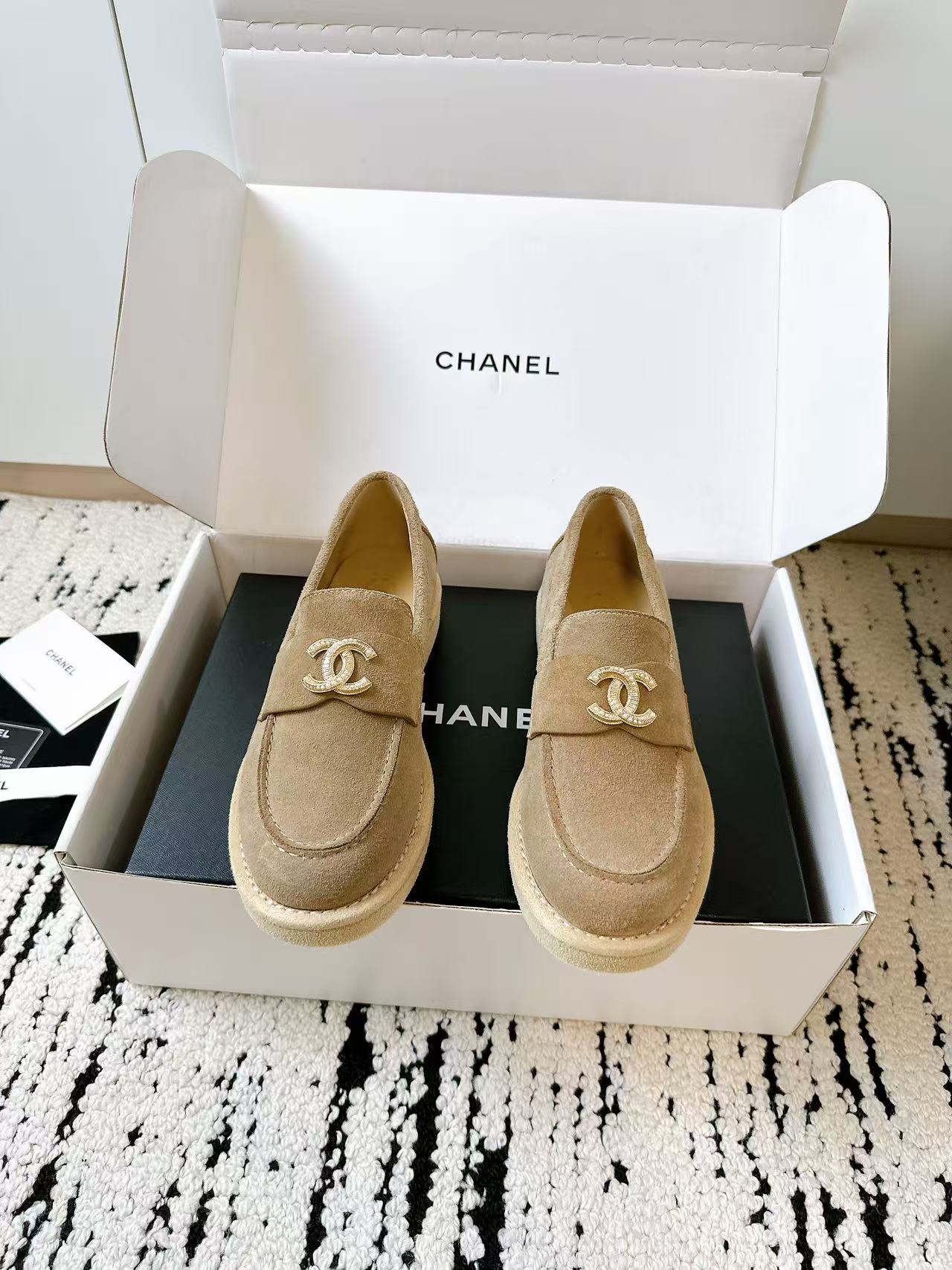 NO:544701,New versatile flat-heeled loafers, exclusive must-have hot products, goddess series, irresistible, heart-wrenching... Light luxury and fashionable, working, daily wear, no tiring, imported cowhide, soft and delicate texture, comfortable inner foot padding, Italian original leather outsole, top 35-39 [40.41 customization] [Requires airplane box to be another dollar], loafers, loafers, cowhide, sheepskin, Leather soles19860909新款百搭平跟乐福鞋,独家必备爆款,女神系列 让人无法抗拒,心动ing…… 轻奢时髦 上班 日常穿搭不累脚 进口牛皮材质 质感柔软细腻 内里垫脚舒适羊皮 意大利原版真皮大底 顶级35-39 [40.41定做] [需要飞机盒另元],乐福鞋,loafers,cowhide,sheepskin,Leather soles,Women's Shoes