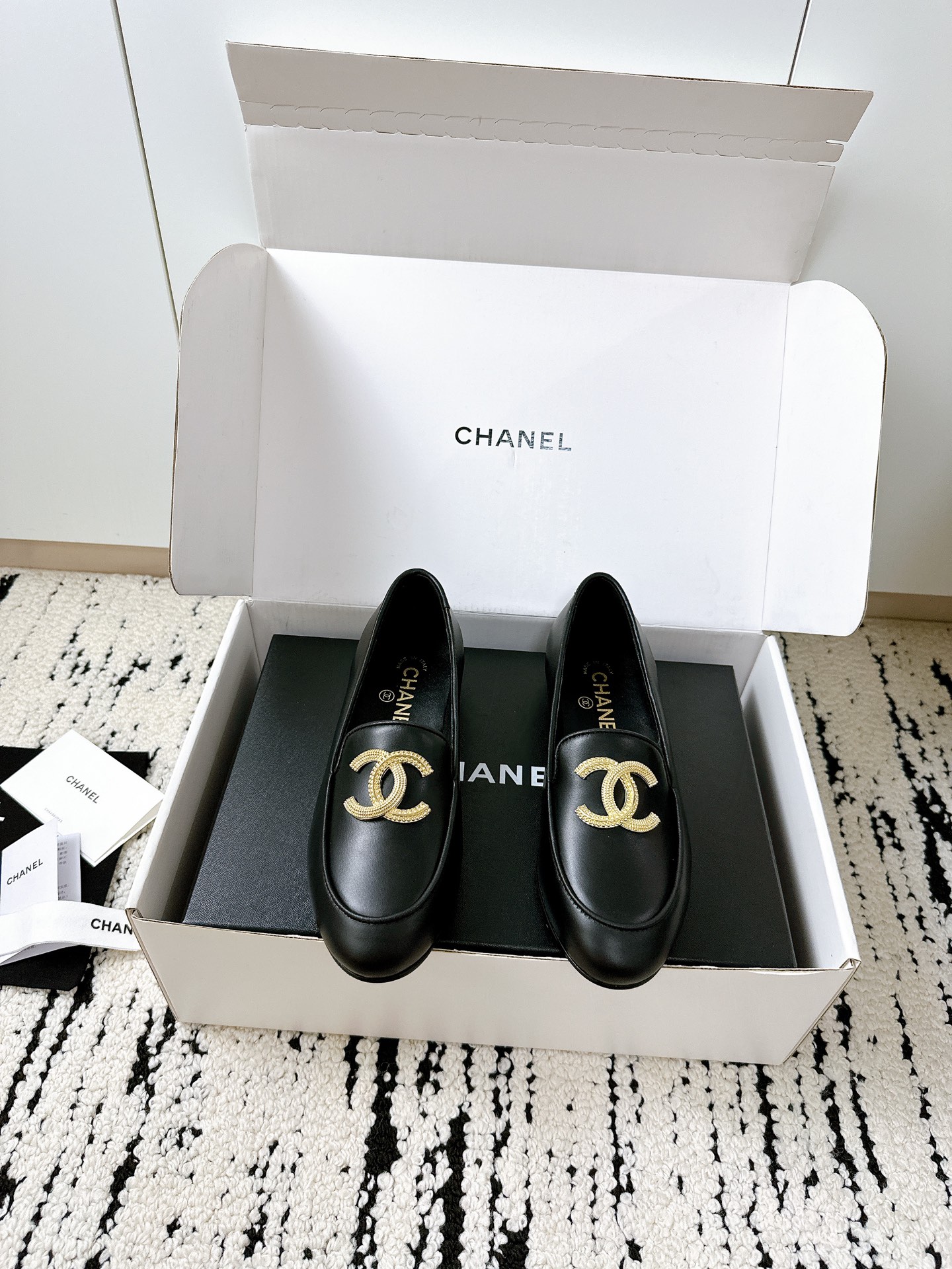 NO:787451,New product purchase level Double C buckle versatile flat-heeled loafers are a must-have for goddesses. The upper is made of imported calfskin. The lining is tiptoe silk sheepskin. Original Italian leather two-color bottom. Top 35-41 [40.41 custom-made] [requires additional yuan for airplane box], loafers, loafers, cowhide, sheepskin19860909新品代购级别 双C扣百搭平跟乐福鞋女神必备 鞋面采用进口小牛皮 内里踮脚丝绸羊皮 意大利原版真皮双色底 顶级35-41 [40.41定做] [需要飞机盒另元],乐福鞋,loafers,cowhide,sheepskin,Women's Shoes