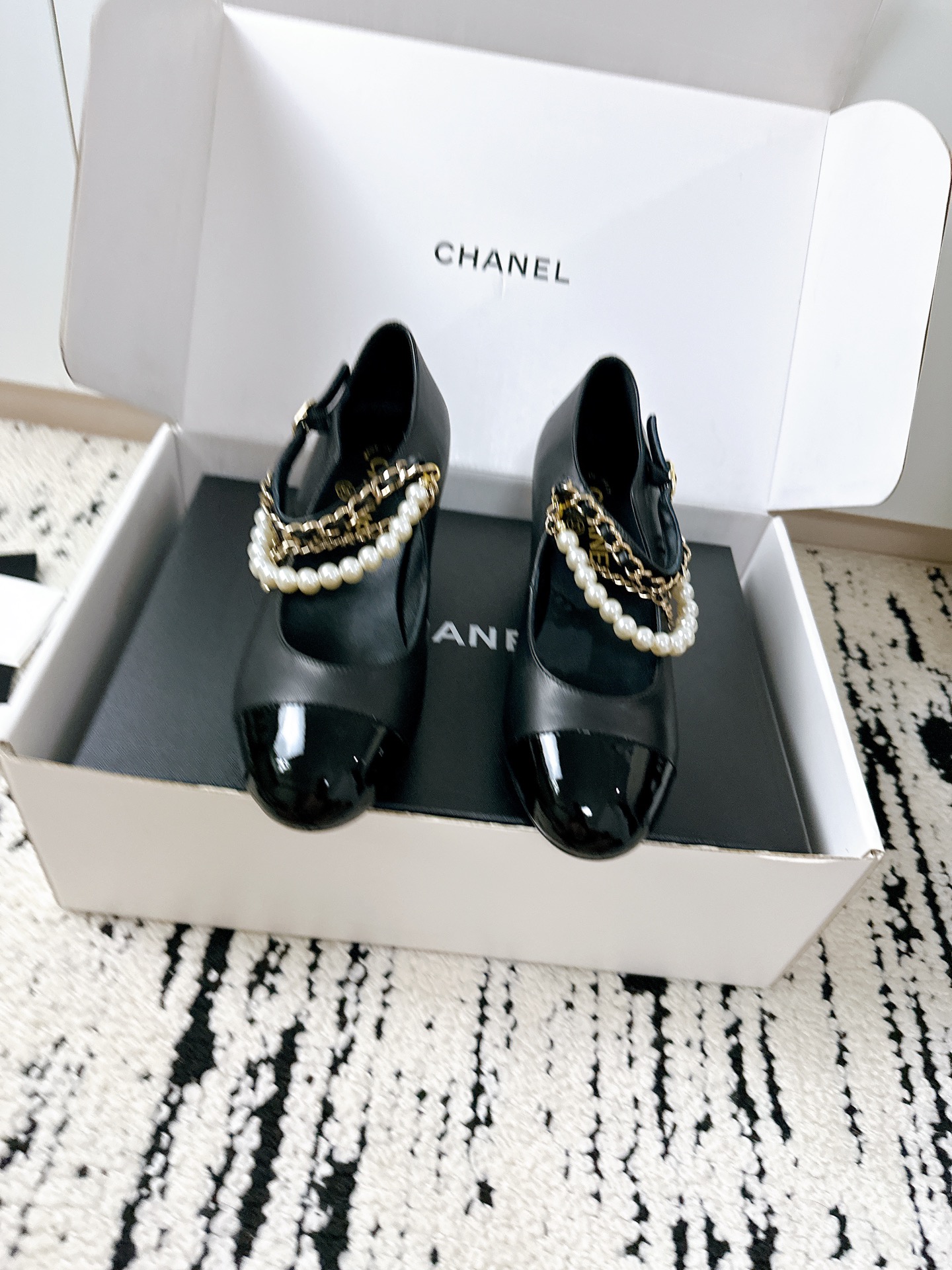 NO:544596,｜New counter products Top replicas Pearl chain color-blocking mid-heeled Mary Jane shoes Elegant and timeless Classic design Original custom fabric cowhide leather material All inner foot pads are sheepskin imported from Italy size35-41 [40.41 customization] [Requires aircraft box for another dollar], Mary Jane, mary jane, cowhide, sheepskin, Leather soles19860909｜专柜新品 顶级复刻 珍珠链条拼色中跟玛丽珍鞋 优雅永不过时 经典设计 面料原版定制牛皮料 内里垫脚均为羊皮 意大利进口真皮大底 size35-41 [40.41定制] [需要飞机盒另元],玛丽珍,mary jane,cowhide,sheepskin,Leather soles,Women's Shoes