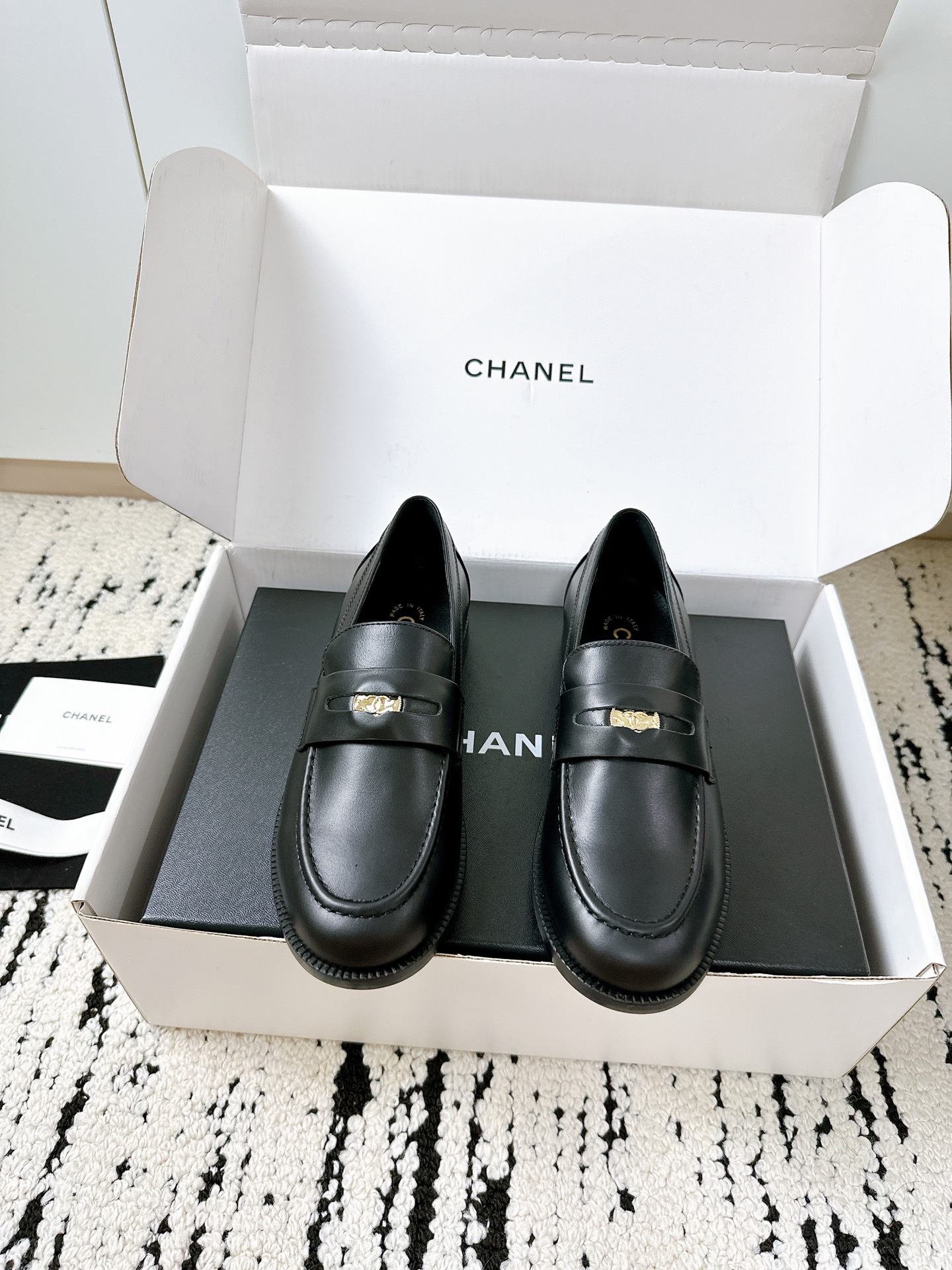 NO:787452,New casual loafers. I fell in love at first sight. Super gentle and generous lady style small shoes. Full of temperament and texture. High-end and textured. The upper is made of original cowhide material. The lining/foot pads are mixed sheepskin. Italian imported genuine leather outsole. Size 35-41 [40.41 customization] [needs extra yuan for airplane box], loafers, loafers, cowhide, sheepskin, Leather soles19860909新品休闲乐福鞋 第一眼看上就被种草了 超级温柔大方 名媛风小单鞋 气质十足超显质感 高级有质感 鞋面采用原版牛皮材质 内里/垫脚混种羊皮 意大利进口真皮大底 码数 35-41 [40.41定制] [需要飞机盒另元],乐福鞋,loafers,cowhide,sheepskin,Leather soles,Women's Shoes