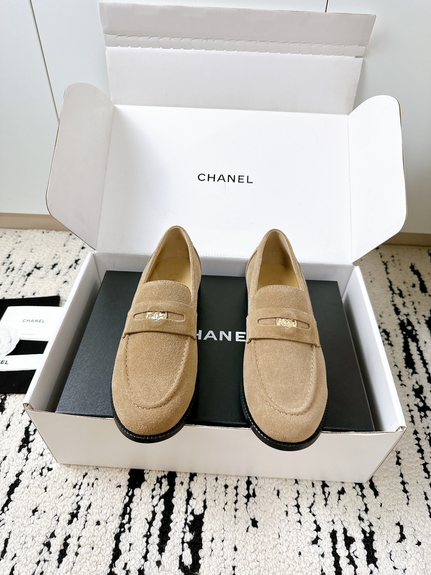 NO:787454,New casual loafers. I fell in love at first sight. Super gentle and generous lady style small shoes. Full of temperament and texture. High-end and textured. The upper is made of original cow suede material. The lining/foot pads are mixed sheepskin. Italian imported genuine leather outsole. Size 35-41 [40.41 customization] [needs extra yuan for airplane box], loafers, loafers, sheepskin, Leather soles19860909新品休闲乐福鞋 第一眼看上就被种草了 超级温柔大方 名媛风小单鞋 气质十足超显质感 高级有质感 鞋面采用原版牛反绒材质 内里/垫脚混种羊皮 意大利进口真皮大底 码数 35-41 [40.41定制] [需要飞机盒另元],乐福鞋,loafers,sheepskin,Leather soles,Women's Shoes