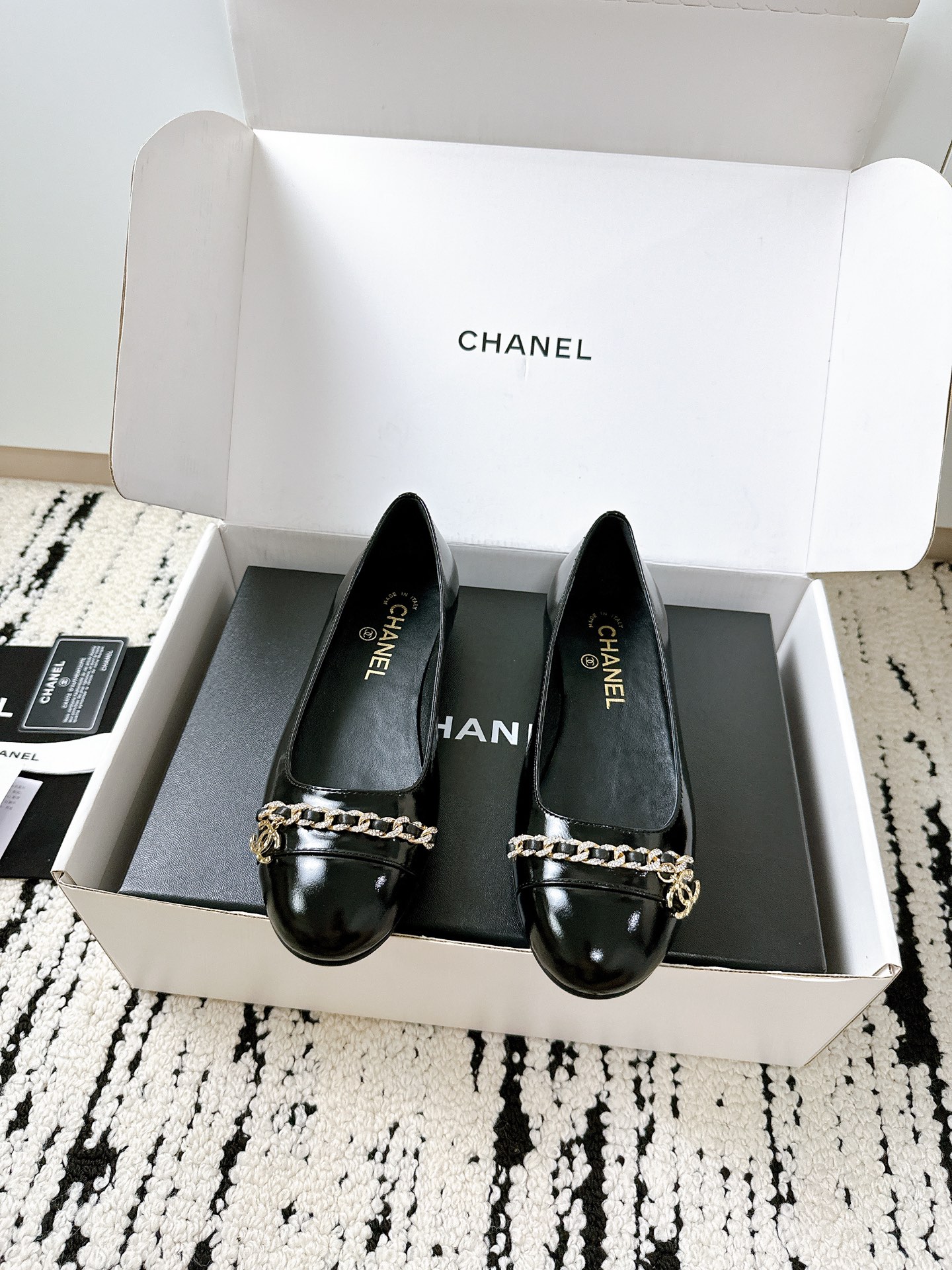 NO:544601,Top Mary Zhen flat heel single shoes, the counter show style is absolutely handsome. The most popular style of this season, the texture is very soft and comfortable without stuttering. Classic logo double C pearl buckle combination, super fashionable original imported cowhide material original private film genuine leather sole size 34-41 [40.41 custom made] [Requires airplane box and other yuan], single shoes, mary jane, cowhide, Leather soles19860909顶级玛丽珍平跟单鞋 专柜走秀款绝对太帅了 这一季最热门的款式,质感非常柔软舒适不卡脚. 经典的logo双C珍珠扣搭配,超级时尚 原版进口牛皮材料 原版私膜真皮大底 尺码34-41 [40.41定做] [需要飞机盒另元],单鞋,mary jane,cowhide,Leather soles,Women's Shoes