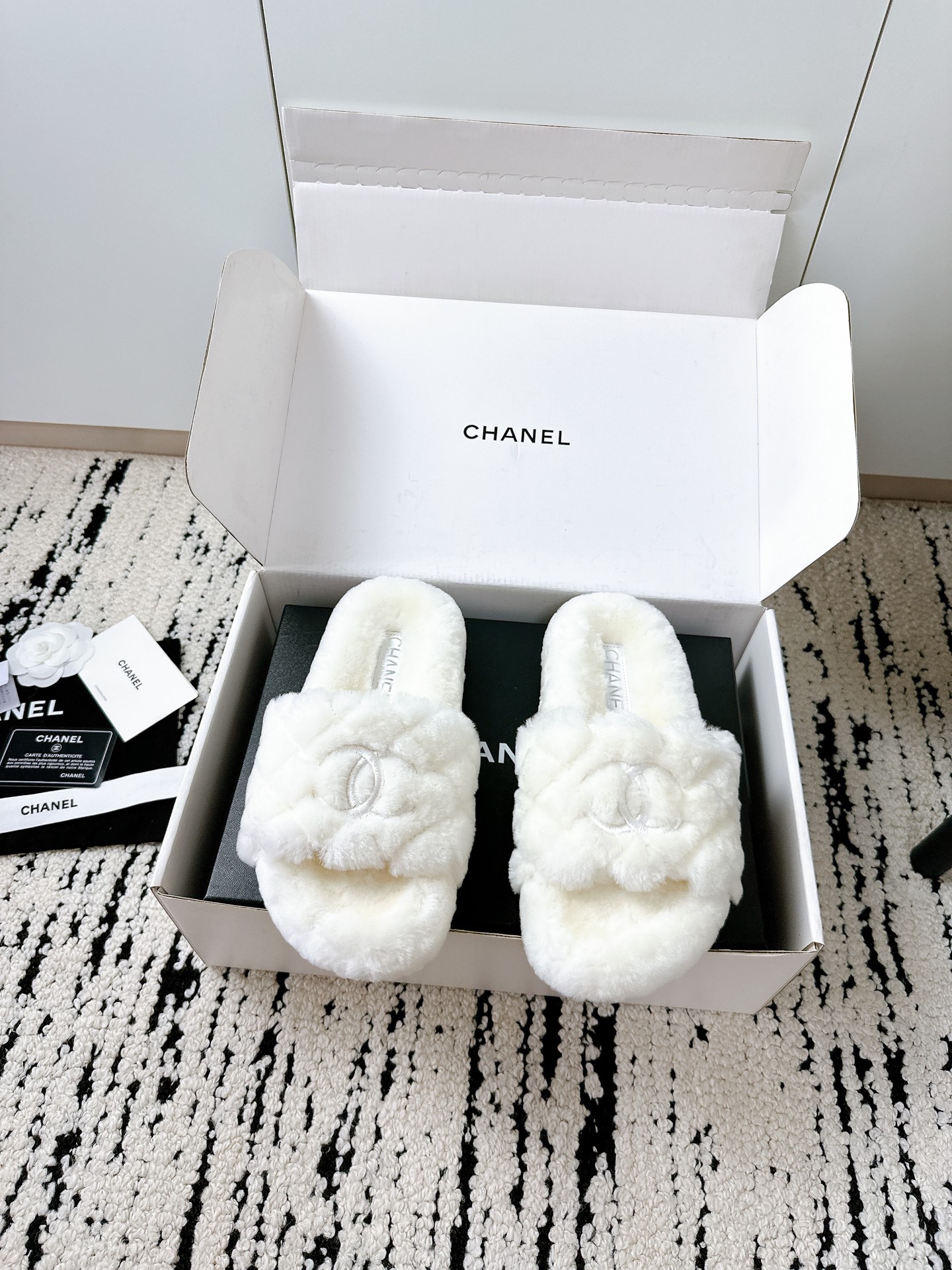 NO:490136,Airplane box Chanel Xiaoxiang Autumn and Winter King Frying Maw Drag | Purchasing quality Gentle to the bone~ This pair of small fragrant style lazy maw Drag is too amazing!  It uses pure fur and lamb wool. It is like stepping on a cloud. The soft fufu's super warmth cures the whole winter~ Thickened sole design, walking without tiring feet, anti-slip and wear-resistant, can be worn when going out at home. Classic small fragrance logo embellishments, exquisite feeling, and easy to create a lazy and high-end feeling. It is very tasteful when you leave it alone or give it to others!  Wear it and be the gentlest cub in winter #Little Fragrant Furry Drag #Ensible for autumn and winter #Lazy slippers Upper wool Outsole Official website consistently matched sole size 35-40 (40. Custom made no return or exchange), fur shoes, chanel, slippers19860909飞机盒 Chanel小香秋冬王炸毛毛拖｜代购级品质 温柔到骨子里～ 这双小香风懒人毛拖也太绝了吧！ 采用纯正皮毛一体羔羊毛 穿上就像踩在云朵上 软fufu的超温暖 治愈整个冬天～ 鞋底加厚设计 走路不累脚 防滑耐磨 居家外出都能穿 经典小香logo点缀 精致感拉满 轻松搭出慵懒高级感 自留or送人都超有品位！ 穿上它 做冬日里最温柔的崽 #小香风毛毛拖 #秋冬必备 #懒人拖鞋 鞋面羊毛 大底官网一致对版底 码数35-40（40.定做不退换）,毛毛鞋拖鞋,chanel,slippers,Women's Shoes