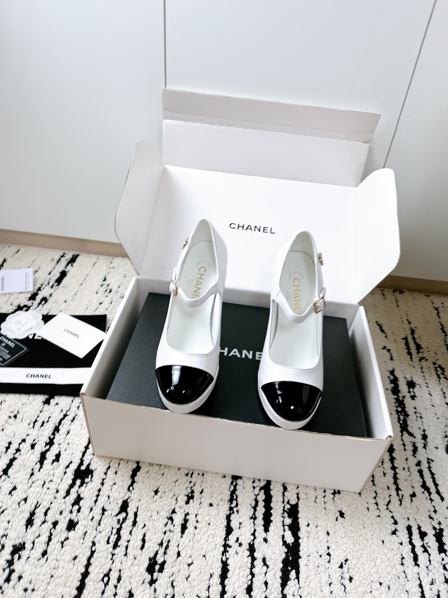 NO:544618,Top high-heeled water table Marie Zhen single shoes, the counter show style is absolutely handsome. The most popular style of this season, the texture is very soft and comfortable without stuttering. Classic logo double C pearl buckle, super fashionable. Original imported cowhide material. Original private film genuine leather outsole. Size 35-41 [40.41 custom made] [Requires airplane box and other yuan], high heels single shoes, mary jane, high heels, cowhide, Leather soles19860909顶级高跟水台玛丽珍单鞋 专柜走秀款绝对太帅了 这一季最热门的款式,质感非常柔软舒适不卡脚. 经典的logo双C珍珠扣搭配,超级时尚 原版进口牛皮材料 原版私膜真皮大底 尺码35-41 [40.41定做] [需要飞机盒另元],高跟鞋单鞋,mary jane,high heels,cowhide,Leather soles,Women's Shoes