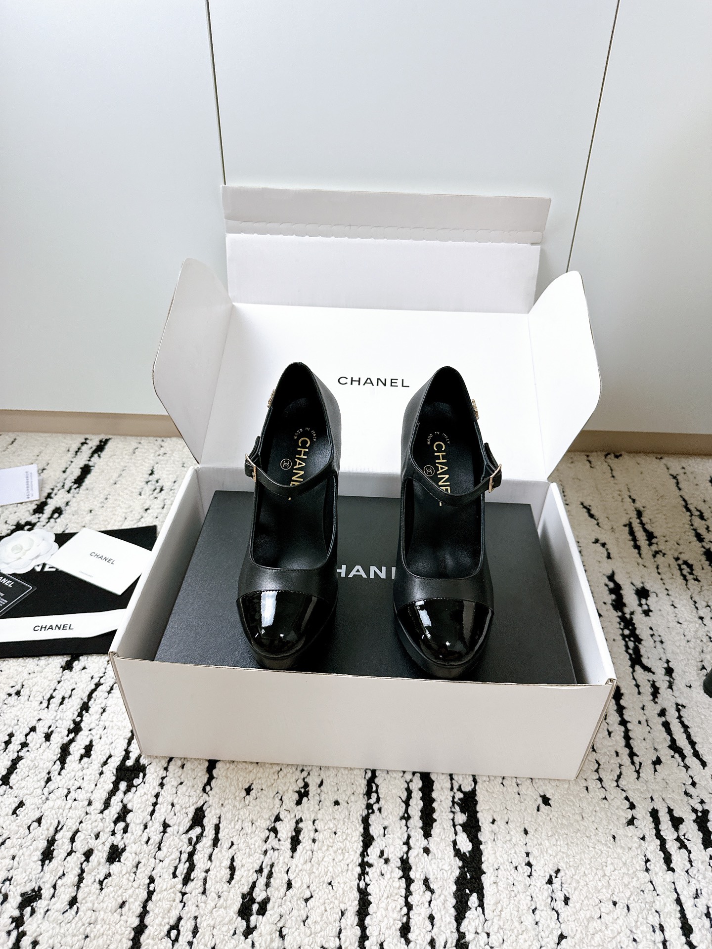 NO:544577,Top version of pearl heels Mary Jane single shoes, the counter show style is absolutely handsome. The most popular style of this season, the texture is very soft and comfortable without stuttering. Classic logo double C pearl buckle, super fashionable. Original imported cowhide material. Original private film genuine leather sole. Size 35-41 [40.41 custom made] [Requires airplane box and other yuan], high heels, mary jane, high heels, cowhide, Leather soles19860909顶级版珍珠跟玛丽珍单鞋 专柜走秀款绝对太帅了 这一季最热门的款式,质感非常柔软舒适不卡脚. 经典的logo双C珍珠扣搭配,超级时尚 原版进口牛皮材料 原版私膜真皮大底 尺码35-41 [40.41定做] [需要飞机盒另元],高跟鞋单鞋,mary jane,high heels,cowhide,Leather soles,Women's Shoes