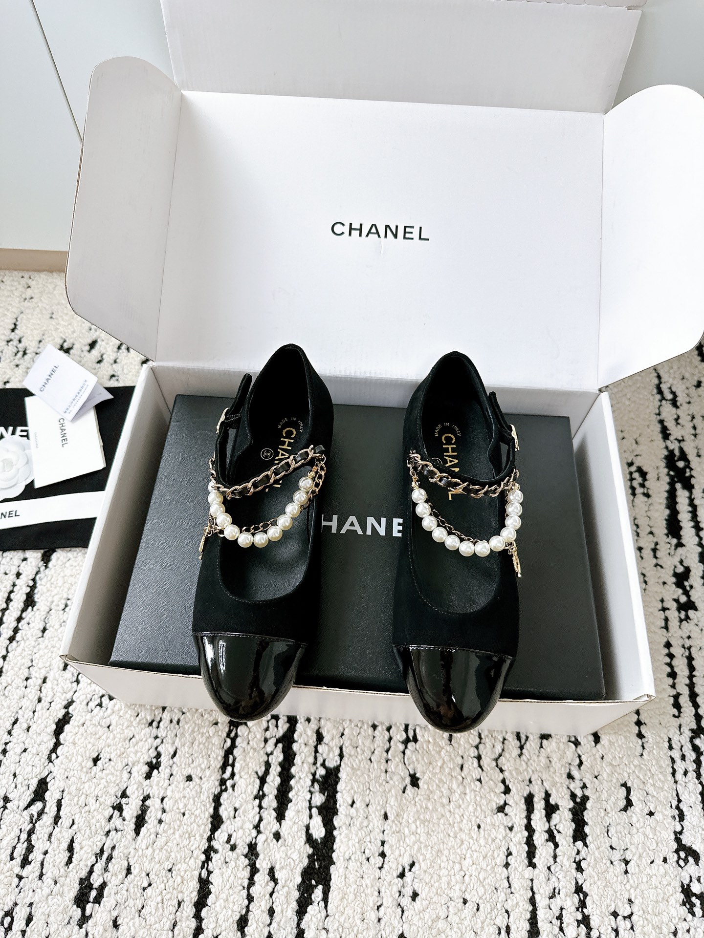 NO:544583,｜New products in the counter, top replica, pearl chain color block flat Mary Jane shoes, elegant and timeless, classic design, original custom-made cowhide material, lining and feet are all sheepskin, genuine leather outsole imported from Italy, size35-41 [40.41 customization] [needs extra yuan for airplane box], Mary Jane, mary jane, cowhide, sheepskin, Leather soles19860909｜专柜新品 顶级复刻 珍珠链条拼色平底玛丽珍鞋 优雅永不过时 经典设计 面料原版定制牛皮料 内里垫脚均为羊皮 意大利进口真皮大底 size35-41 [40.41定制] [需要飞机盒另元],玛丽珍,mary jane,cowhide,sheepskin,Leather soles,Women's Shoes