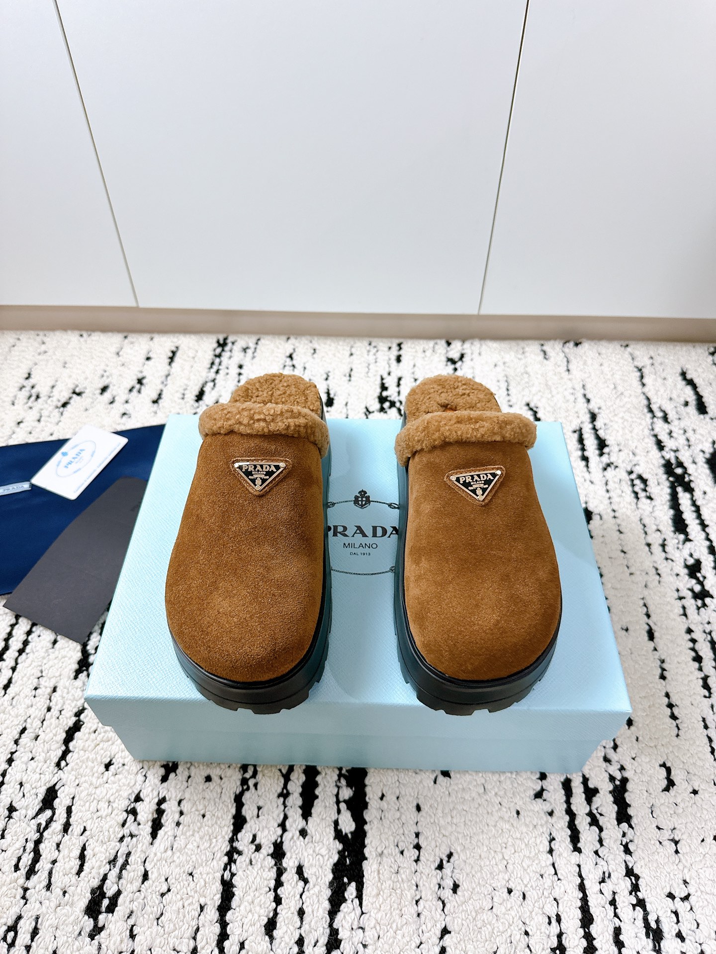 NO:490153,Prada 2025 Spring and Summer New Maomao Tow | Purchasing Quality Easy to grasp the high-end feel, and easily have the same style as celebrities!  Iconic triangle logo + retro beach shoe design. Classic elements collide, instantly full of fashion sense, and the focus is everywhere you go!  Vibrant and bright colors. A variety of colors are available, easy to match with different styles, and make a unique and fashionable look~ Light and comfortable foot feel. The feet are super light and don’t get tired of walking. You must have treasure shoes when you go out in spring and summer!  Size#35-41, semi-dragged fur shoes, prada19860909Prada 2025春夏新款毛毛拖｜代购级品质 轻松拿捏高级感 轻松拥有明星同款！ 标志性三角标+复古沙滩鞋设计 经典元素碰撞,时髦感瞬间拉满,走到哪都是焦点！ 活力鲜艳配色 多种颜色可选,轻松搭配不同风格,做个性时髦精～ 轻盈舒适脚感 上脚超轻便,走路不累脚,春夏出街必备宝藏鞋！ Size#35-41,半拖毛毛鞋,prada,Women's Shoes