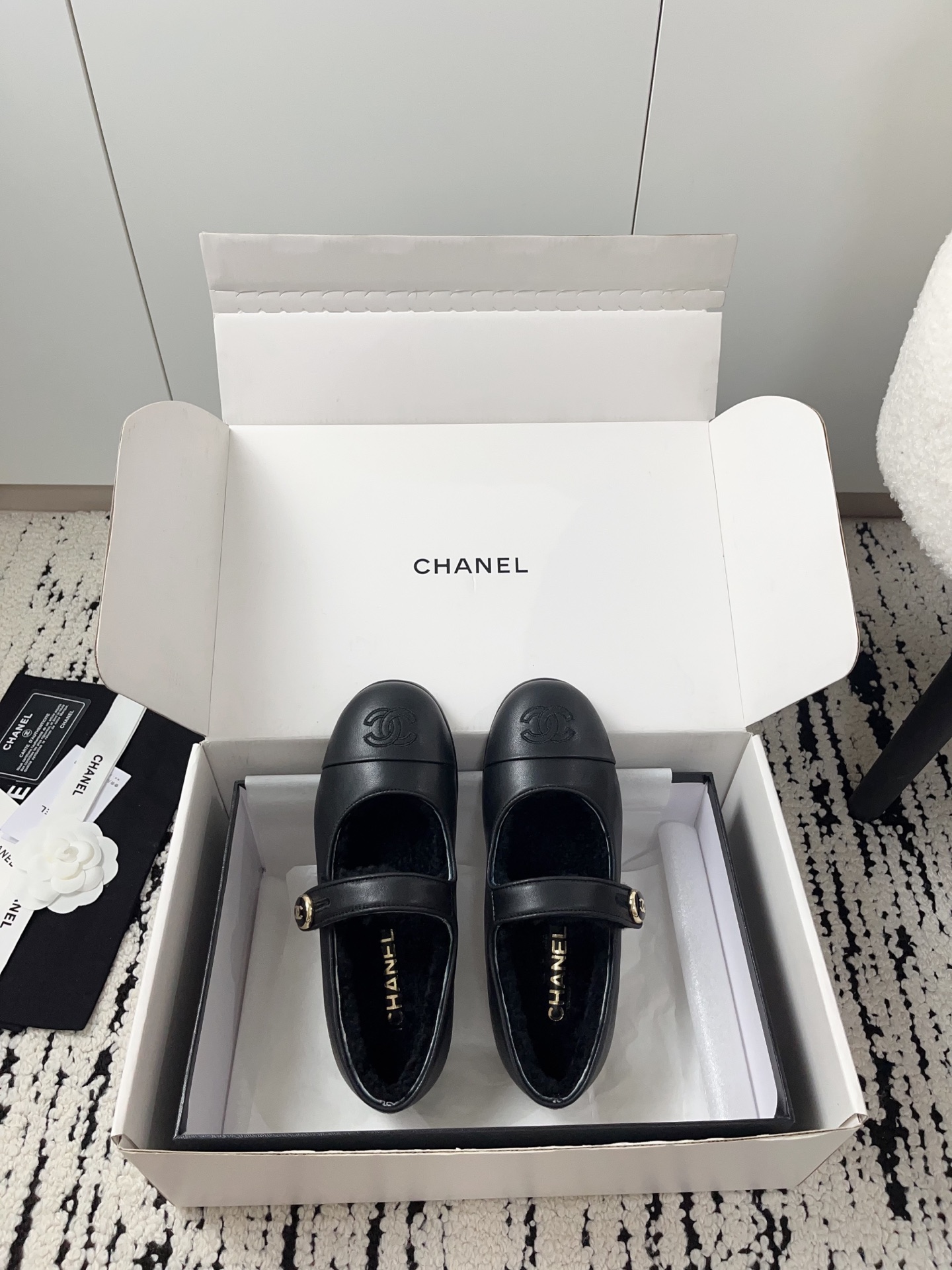 NO:544595,.Vintage autumn and winter new styles of slim shoes, Mary Jane Loafers casual single shoes. It is so stylish, retro coco women's shoes. It has always been extremely popular. This tribute to the classic series!  It looks so good~ a must-have fashion item for trendy people!  The upper is made of high mercerized sheep, Neili imported Australian wool, original imported leather outsole, size 35-40 [40.41 customized] [Requires aircraft box and other yuan], Mary Jane, loafers, mary jane, sheep, Leather soles19860909.Vintage秋冬新款一脚蹬毛毛鞋玛丽珍乐福鞋休闲单鞋 太有范儿了,复古coco女鞋.一直以来异常的盛行.这款致敬经典系列！ 上脚超好看～潮人必备时尚单品！ 鞋面采用高丝光羊猄 内里澳洲进口羊毛 原版进口真皮大底 码数35-40 [40.41定做] [需要飞机盒另元],玛丽珍,loafers,mary jane,sheep,Leather soles,Women's Shoes