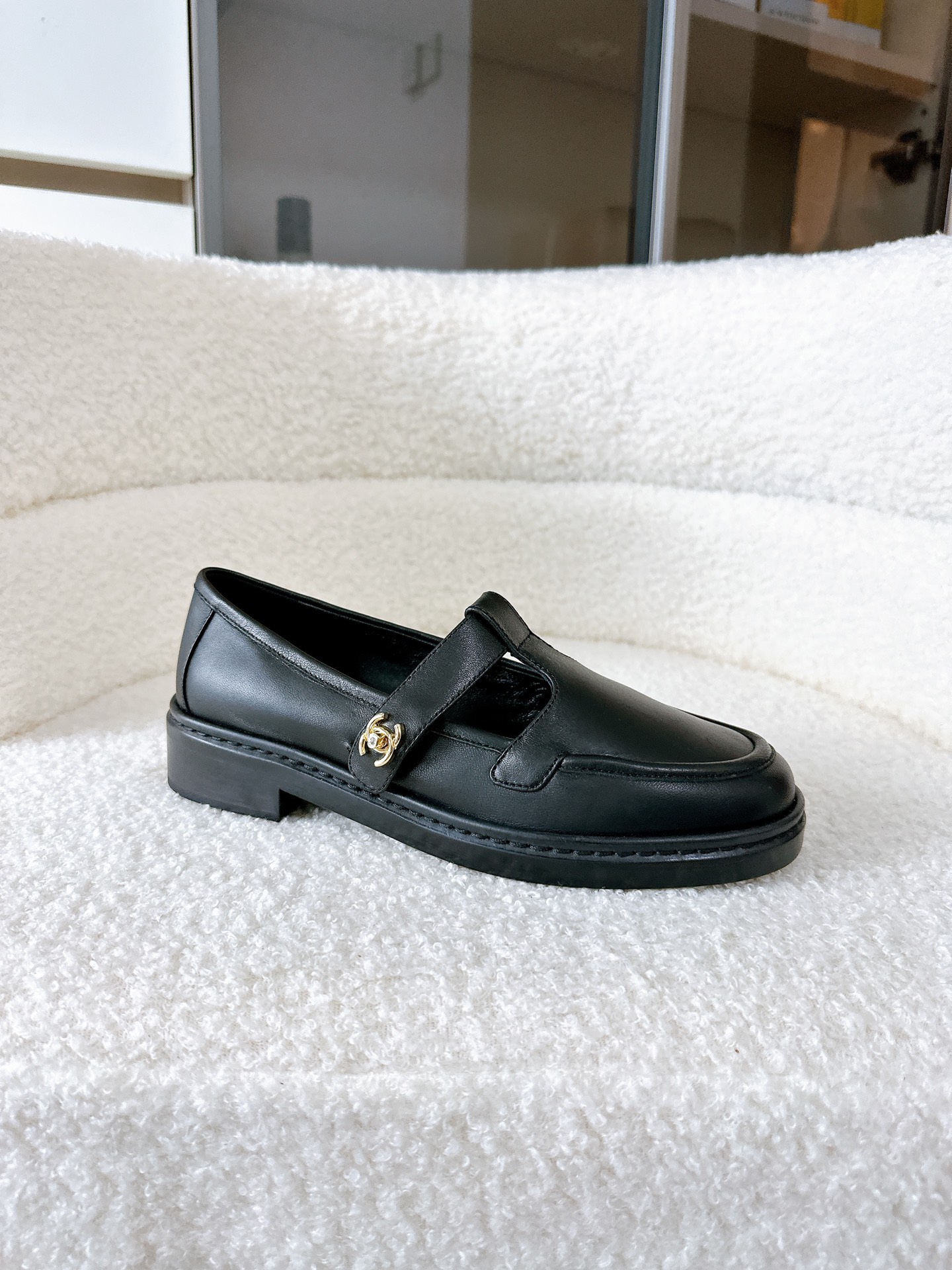 NO:536465,!  Chanel 25/A loafers, the official website has arrived at the new model!  The quality of the counter is original custom sheepskin fabric, inner sheepskin | Customized foot pads | Italian genuine leather sole From the inside to the outside, every step is on the cloud~ Core highlights: Buy genuine products 1:1 to develop, the details are benchmarked against the counter. Full size 64-41, wide feet and fat feet are also friendly (Note 34/40/41 is customized size, no return or exchange) With the price of the purchasing agent, you can easily have a small fragrance style elegant style!  You can match on commuting and dates, and the sense of high-end is effortless. #Chanel loafers #Xiaoxiang Fengping Little #High-end outfits #Cost-effective shoes, single shoes, chanel, loafers, sheepskin, Leather soles19860909！香奈儿25/A乐福鞋,官网同步新款驾到！ 专柜品质原版定制羊皮面料 内里羊皮｜定制垫脚｜意大利真皮大底 从里到外的高级感,每一步都踩在云端上～ 核心亮点 购入正品1:1开发,细节对标专柜 64-41全码覆盖,宽脚胖脚也友好（注34/40/41码为定制尺寸不退换） 用代购零头的价格,轻松拥有小香风优雅！ 通勤约会都能搭,高级感不费力 #香奈儿乐福鞋 #小香风平替 #高级感穿搭 #性价比好鞋,单鞋,chanel,loafers,sheepskin,Leather soles,Women's Shoes