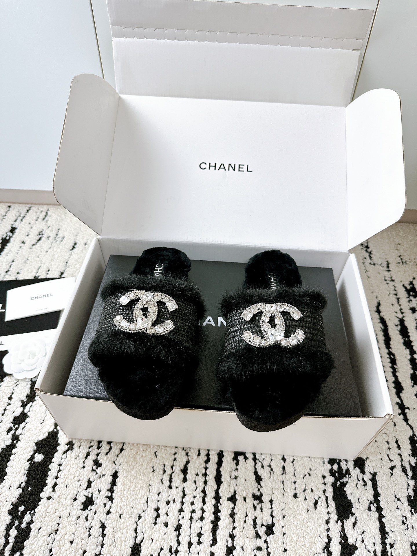 NO:536457,Airplane box CHSNEL diamond buckle fur slippers｜This is the correct way to open the luxury winter pet. This Chanel 2025 official website's latest slippers really carve the high-end feeling into every detail. Purchase-level quality. Counter level. We purchased the authentic products 1:1 development. From original woven fabric to double C diamond buckles. Every detail is perfectly restored. Material reveals the original same woven fabric. Classic double C diamond decorative buckle. Blingbling super flash. Soft lamb wool foot pad. When stepped in, it feels like being wrapped in clouds. Textured hemp rope braided water table. Anti-slip raw rubber sole. Walk steadily. Whether it is a coat or a nightgown, instantly improve the exquisiteness of the overall look. This winter, let your feet enjoy a luxurious experience. #Chanel slippers #Winter outfit #High-end outfit #Niubiquitous items. Fabric: Original custom sheep tendons. Lazy lamb wool  Original custom footbed original raw rubber sole Size: 34-41 (34.40.41 customization without return or exchange), fur shoes and slippers, chanel, slippers19860909飞机盒  CHSNEL 钻扣毛毛拖鞋｜这才是冬日奢宠的正确打开方式 这款香奈儿2025官网最新款拖鞋 真的把高级感刻进了每个细节里 代购级品质 专柜水准 我们购入正品1:1开发 从原版编织面料到双C钻扣 每个细节都完美还原 材质揭秘  原版同款编织面料  经典双C钻石装饰扣 blingbling超闪 柔软羊羔毛垫脚 踩进去就像被云朵包裹  质感麻绳编织水台  防滑生胶底 走路稳稳哒 不管是配大衣还是睡袍 瞬间提升整体造型的精致度 这个冬天 让你的双脚享受奢华体验吧 #香奈儿拖鞋 #冬日穿搭 #高级感穿搭 #小众单品 面料: 原版定制羊筋 内里羊羔毛 垫脚原版定制 鞋底原版生胶鞋底 Size: 34-41（34.40.41定制不退换）,毛毛鞋拖鞋,chanel,slippers,Women's Shoes