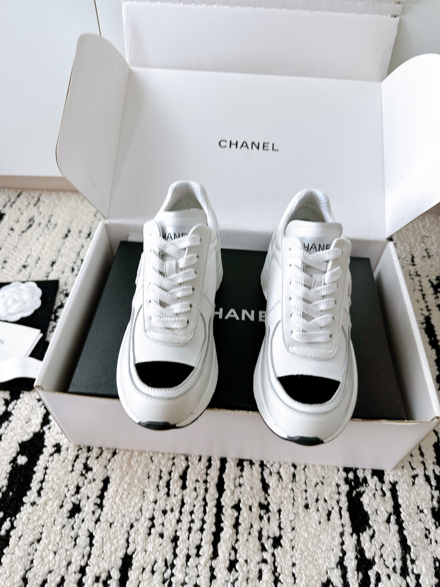 Chanel Chanel - Zapatillas informales con encimera 2025 Este diseño clásico; la parte superior está electrobordada con …