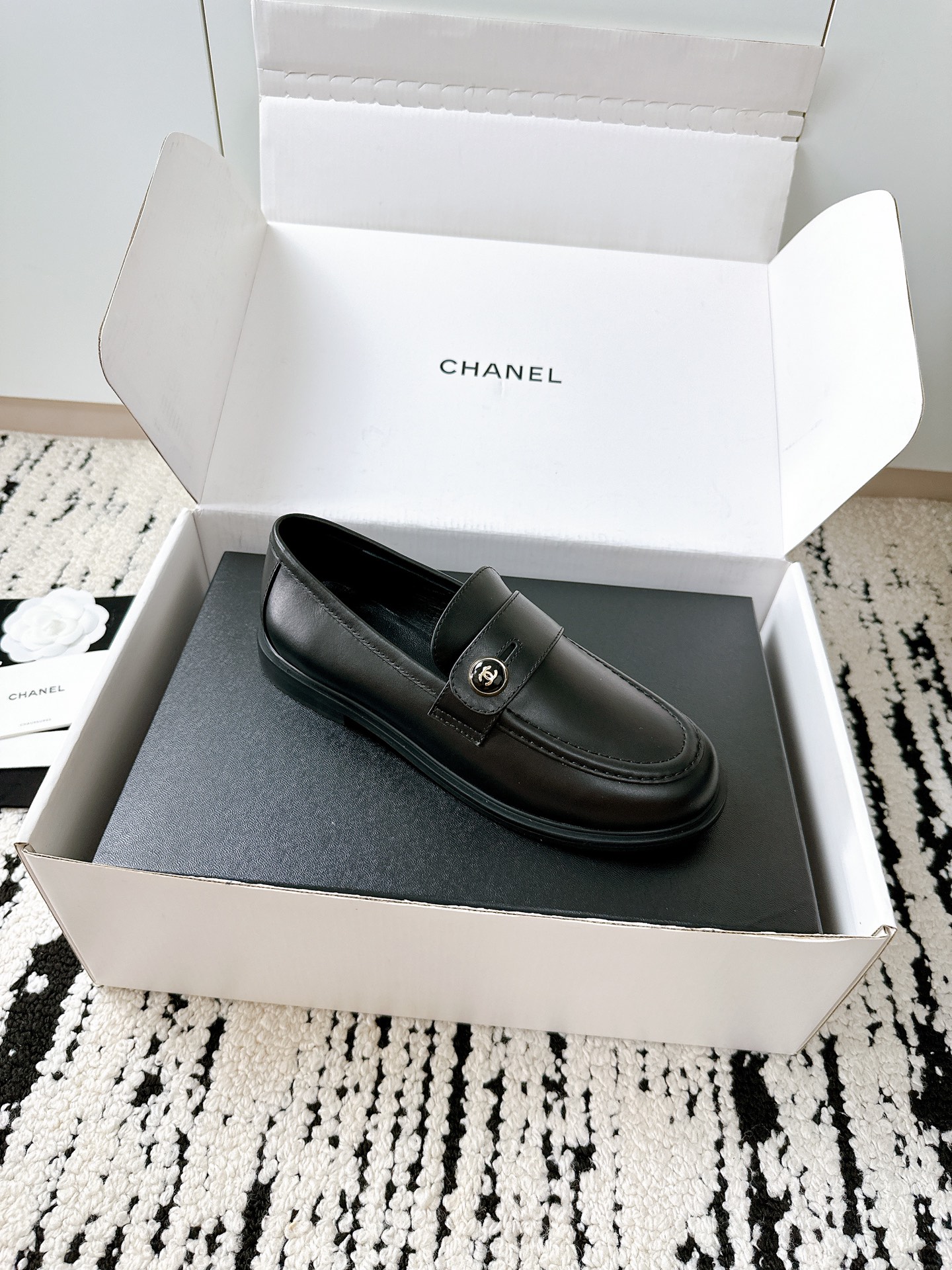 NO:560693,Chanel purchasing grade Chanel 25/A official website latest loafers counter quality all materials are customized according to the original version!  Purchase authentic products developed. Fabric: Original customized leather cowhide, sheepskin lining, original customized foot pads, soles imported from Italy, genuine leather outsole Size: 34-41 (34.40.41 customization is not returnable), loafers, chanel, chanel, loafers, cowhide, sheepskin, Leather soles19860909Chanel代购级 香奈儿25/A 官网最新款 乐福鞋 专柜品质 所有材质都根据原版定制！购入正品开发 面料: 原版定制皮料牛皮 内里羊皮 垫脚原版定制 鞋底意大利进口真皮大底 Size: 34-41（34.40.41定制不退换）,乐福鞋,chanel,chanel,loafers,cowhide,sheepskin,Leather soles,Women's Shoes