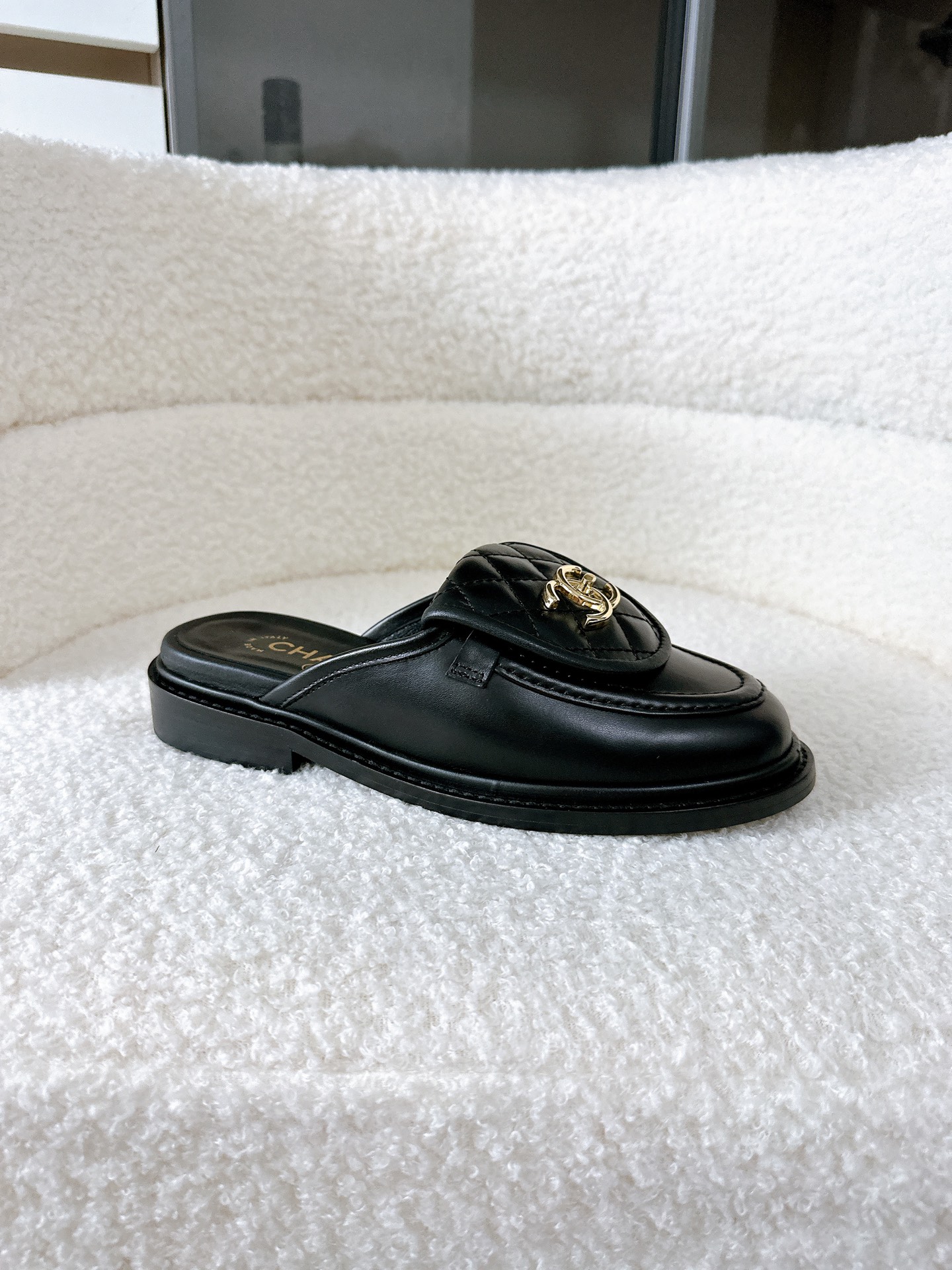 NO:560688,Airplane box purchasing grade Xiaoxiang 25/A official website latest model bag buckle loafers counter quality all materials are customized according to the original!  Purchase authentic products developed. Fabrics: Original customized leather cowhide, sheepskin lining, original customized foot pads, soles imported from Italy, genuine leather outsole Size: 34-41 (34.40.41.42 customized, non-refundable), loafers, loafers, cowhide, sheepskin, Leather soles19860909飞机盒代购级  小香25/A 官网最新款 书包扣乐福鞋 专柜品质 所有材质都根据原版定制！购入正品开发 面料: 原版定制皮料牛皮 内里羊皮 垫脚原版定制 鞋底意大利进口真皮大底 Size: 34-41（34.40.41.42定制不退换）,乐福鞋,loafers,cowhide,sheepskin,Leather soles,Women's Shoes