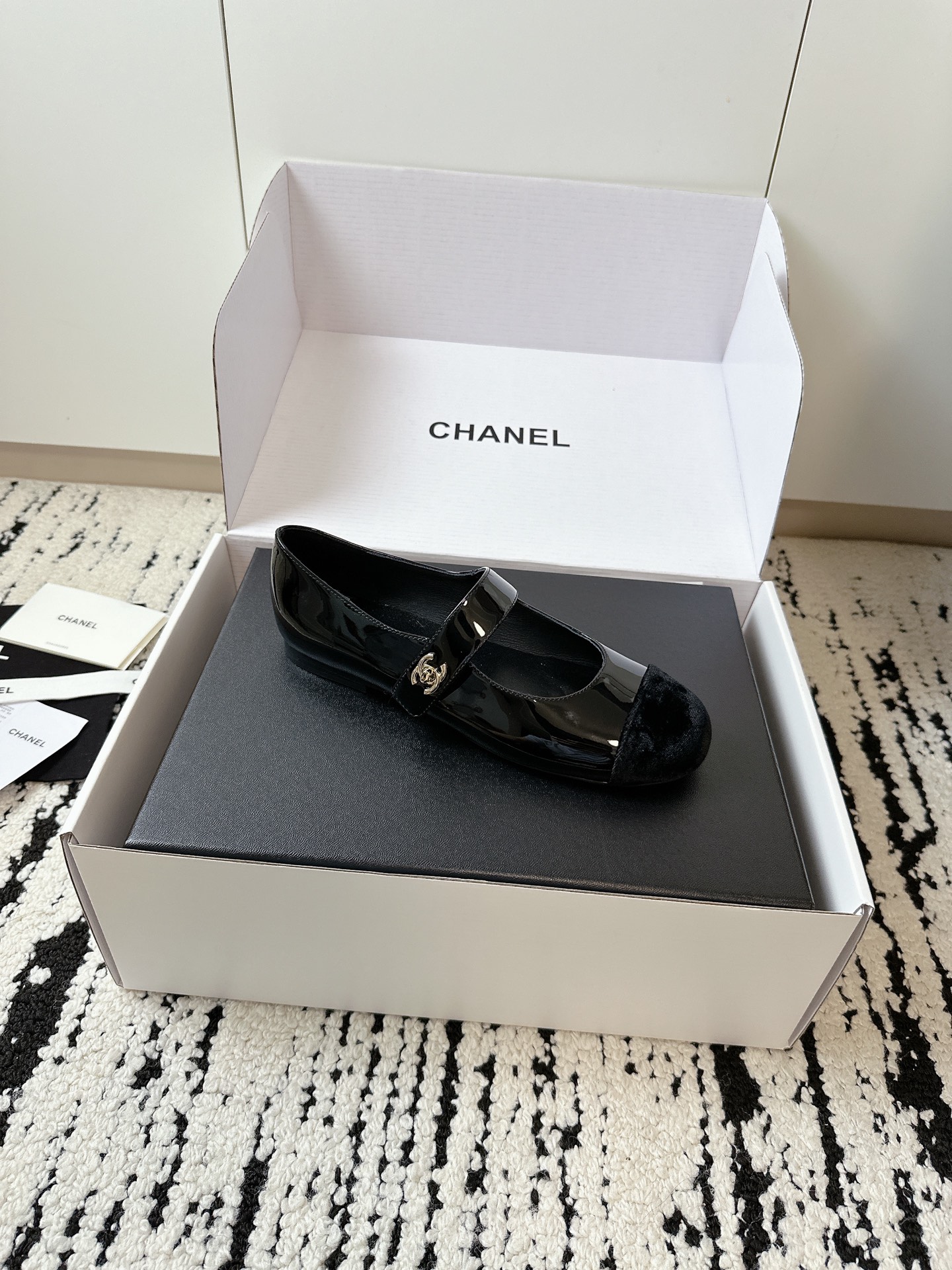 NO:594551,Airplane box CHANEL Chanel official website latest shoes, counter quality, all materials are customized according to the original version 1:1!  Specially purchased genuine product development, selected soft sheepskin fabric color matching design, with Italian imported genuine leather sole, iconic double C buckle embellishment, classic and texture coexist~ The flat heel design is comfortable and easy to walk, and it is super elegant for daily commuting or dating. It has a sense of high-end #Chanel平特 #高精品shoes #niche wear Fabric: Original custom-made leather sheepskin Foot pads original custom-made sheepskin Sole Italian imported genuine leather outsole Size:  35-41 (40.41. Customization is non-refundable), single shoes, chanel, chanel, sheepskin, Leather soles19860909飞机盒 CHANEL香奈儿官网最新款单鞋 专柜品质 所有材质均按原版1:1定制！特购正品开发,甄选柔软羊皮面料拼色设计,搭配意大利进口真皮底,标志性双C扣带点缀,经典与质感并存～ 平跟设计舒适好走,日常通勤或约会穿搭都超显气质,高级感拉满 #香奈儿平替 #高级感单鞋 #小众穿搭 面料: 原版定制皮料羊皮 垫脚原版定制羊皮 鞋底意大利进口真皮大底 Size: 35-41（40.41.定制不退换）,单鞋,chanel,chanel,sheepskin,Leather soles,Women's Shoes