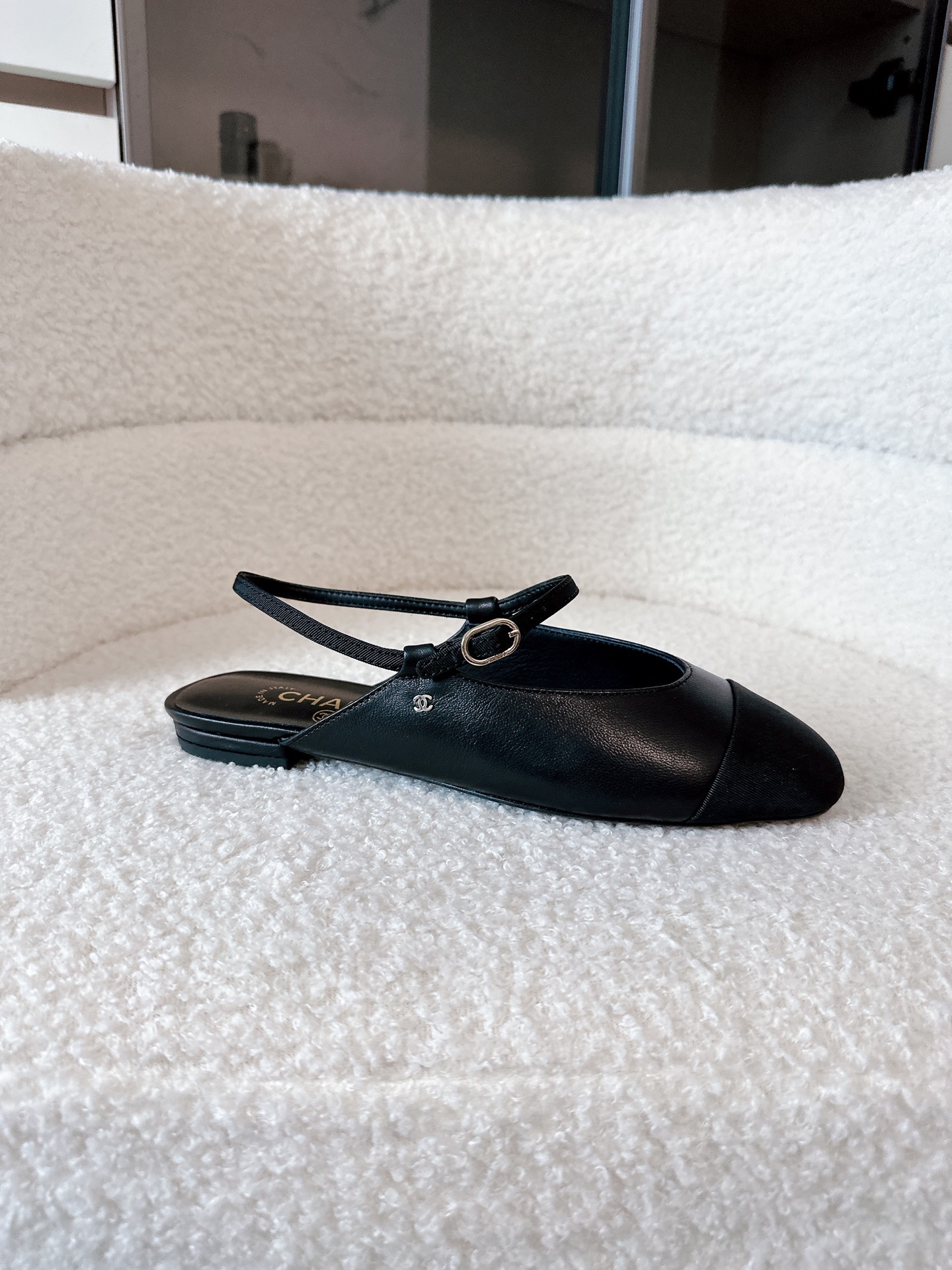 NO:648531,Airplane box, the pinnacle of Xiaoxiangfeng semi-trailers｜Customized Mary Jane debuts. The same model as Chanel 26A official website, genuine leather-soled semi-trailers are here!  Purchasing-level quality. Counter textured ceiling. Everything is reproduced according to the original version. Classic double-C metal buckle. Sheepskin fabric spliced with original material. Skin-friendly sheepskin lining. Italian imported genuine leather outsole. The sense of luxury is like stepping on the clouds. A treasure item that only girls who really understand Chanel will buy. This is the elegance of walking #chanelflatceiling #high-endsensehalf-drag #Maryjane shoes # Fabric: Original customized leather sheepskin Foot original customized sheepskin  The sole is genuine leather outsole imported from Italy. Size: 35-41 (40.41. Customization is not returnable), sandals, chanel, chanel, sandals, mary jane, sheepskin, Leather soles19860909飞机盒 小香风半拖巅峰之作｜定制级玛丽珍登场 Chanel 26A官网同款 真皮底半拖来啦！ 代购级别品质 专柜质感天花板 每一处都按原版复刻 经典双C金属扣 羊皮面料拼接原版材质 亲肤羊皮内里 意大利进口真皮大底 像踩在云端的高级感 真正懂香奈儿的女生才会入的宝藏单品 这才是行走的优雅 #香奈儿平替天花板 #高级感半拖 #玛丽珍鞋 # 面料: 原版定制皮料羊皮 垫脚原版定制羊皮 鞋底意大利进口真皮大底 Size: 35-41（40.41.定制不退换）,凉鞋,chanel,chanel,sandals,mary jane,sheepskin,Leather soles,Women's Shoes