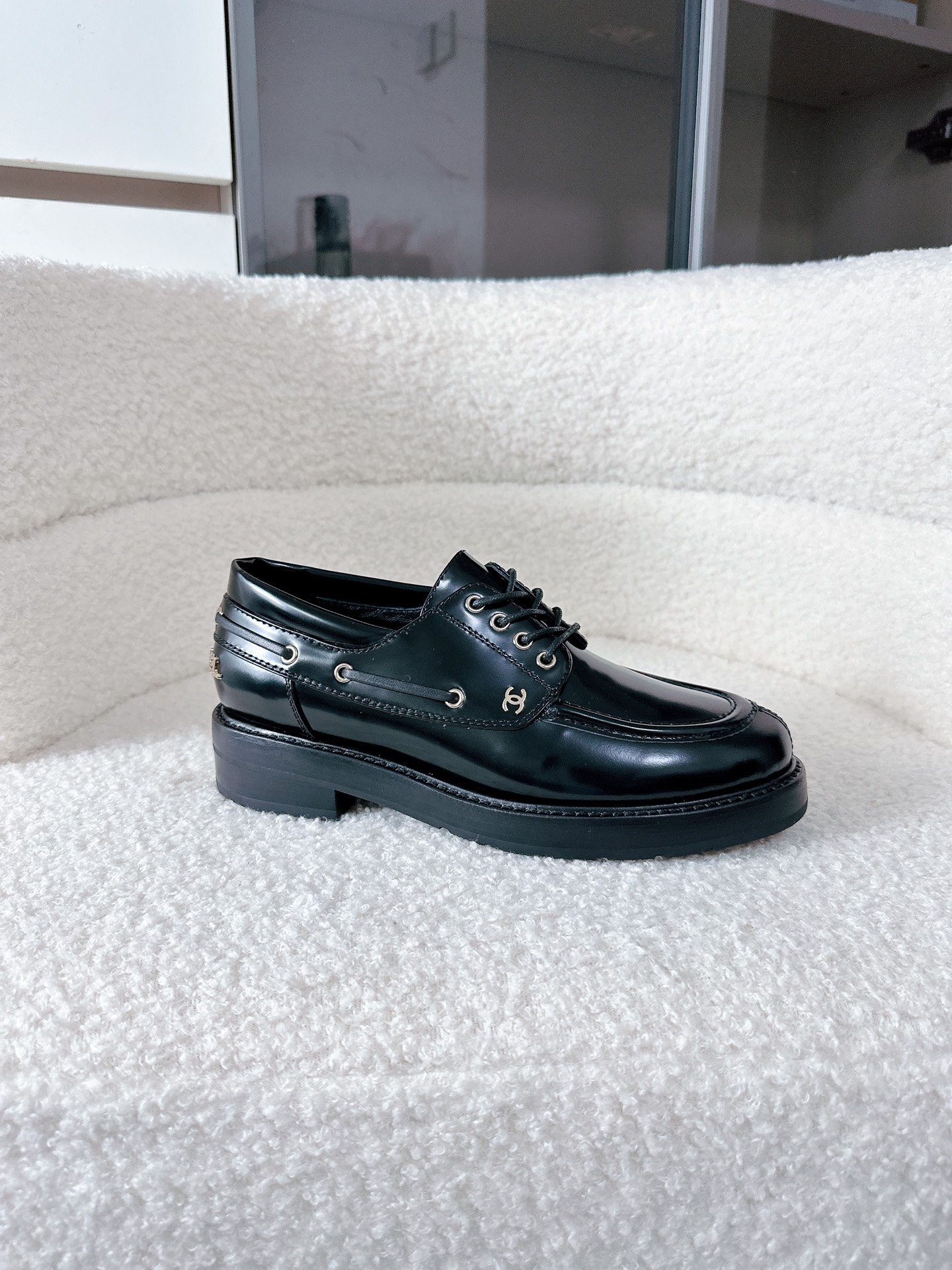 NO:648527,Airplane box chanel loafers ♀Private collection of Chanel loafers·Official website 26A is new at the same time A gentle sniper that genuine leather players must buy From leather to hardware 1:1 replica counter texture Every stitch continues Chanel’s unique elegant soul Classic double C buckle Glossy as a star Sheep leather lining Kiss-like wrapping feeling Calfskin shoe body Delicate texture Customized rubber sole Stepping into the clouds  #chanelflatceiling #Designer’s private collection #Genuine leather loafers to wear Fabric: Original custom leather cowhide Original custom sheepskin for foot pads Original rubber sole Size: 35-41 (40.41. Customization is not returnable), loafers, chanel, chanel, loafers, cowhide, sheepskin19860909飞机盒 chanel乐福鞋♀私藏级香奈儿乐福鞋·官网26A同步上新 真皮玩家必入的温柔狙击 从皮料到五金 1:1复刻专柜质感 每一针都延续了香奈儿独有的优雅灵魂 经典双C扣 光泽如星河 绵羊皮内里 亲吻般的包裹感 小牛皮鞋身 细腻的肌理纹路 定制橡胶鞋底 踏出云朵步态 #香奈儿平替天花板 #设计师私藏款 #真皮乐福鞋穿搭 面料: 原版定制皮料牛皮 垫脚原版定制羊皮 鞋底原版橡胶底 Size: 35-41（40.41.定制不退换）,乐福鞋,chanel,chanel,loafers,cowhide,sheepskin,Women's Shoes