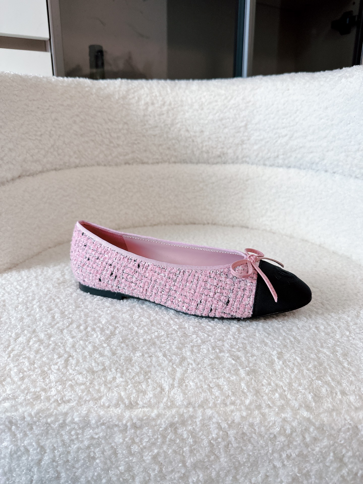 NO:653480,Airplane box Chanel classic dancing shoes is a purchasing agent-level luxury experience!  Chanel 26/A, the latest ballet shoes from the official website. Each step is as light as a dancer stepping on the clouds. Original custom-made craftsmanship. The same plaid fabric at the counter. Skin-friendly sheepskin lining to protect the feet. Italian genuine leather sole. Fragrant for walking. Classic bow tied with French elegance. This is not only a replica, it is a redefinition of luxury. When sophistication meets ingenuity, it is a sense of luxury that is within reach. #Chanel平同ceiling #Advanced sense of wear #ballet shoes #luxury aesthetics  Fabric: Original customized plaid fabric, sheepskin lining, original customized foot pads, genuine leather outsole imported from Italy Size: 34-41 (34.40.41 customization is not returnable), ballet shoes, chanel, chanel, sheepskin, Leather soles19860909飞机盒 香奈儿经典跳舞鞋 是代购级奢华体验！ Chanel 26/A 官网最新款芭蕾舞鞋 轻盈如舞者的每一步都踩在云端 原版定制级工艺 专柜同源格纹面料 亲肤羊皮内里呵护双足 意大利真皮底 步履生香 经典蝴蝶结 系住法式优雅 这不仅是复刻,是对奢华的重新定义. 当精致遇上匠心,便是触手可及的高级感. #香奈儿平替天花板 #高级感穿搭 #芭蕾舞鞋 #奢侈品美学 面料: 原版定制格子面料 内里羊皮 垫脚原版定制 鞋底意大利进口真皮大底 Size: 34-41（34.40.41定制不退换）,芭蕾舞鞋,chanel,chanel,sheepskin,Leather soles,Women's Shoes