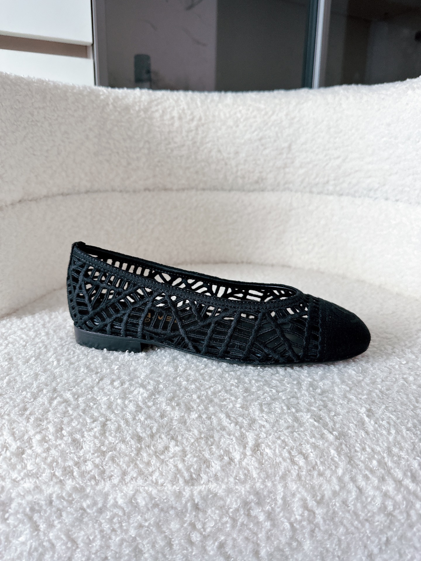 NO:669805,Airplane box CHINEL Purchasing level Chanel 26/A official website synchronized ballet shoes, direct luxury feeling. Select original wool nylon woven upper, delicate hollow pattern, with soft sheepskin lining, classic double C decorated on the toe, elegant finishing touch, Italian genuine leather sole, fragrant when walking. All materials are developed according to genuine 1:1, from details to texture, restoring the high-end experience of the counter. #ChanelBallet Shoes #Advanced Customization #Niche Luxury Products  Fabric: Original custom-made sheepskin lining, original custom-made foot pads, genuine leather outsole imported from Italy Size: 35-41 (.40.41 customized non-returnable), ballet shoes, chanel, sheepskin, Leather soles19860909飞机盒 CHINEL 代购级别香奈儿26/A 官网同步芭蕾舞鞋,奢感直达 甄选原版羊毛尼编织鞋面 细腻镂空花纹 配柔润羊皮内里 经典双C饰于鞋头 优雅点睛 意大利真皮底 步履生香 所有材质皆按正品1:1开发, 从细节到质感,还原专柜高级体验. #香奈儿芭蕾鞋 #高级定制 #小众奢品 面料: 原版定制 内里羊皮 垫脚原版定制 鞋底意大利进口真皮大底 Size: 35-41（.40.41定制不退换）,芭蕾舞鞋,chanel,sheepskin,Leather soles,Women's Shoes