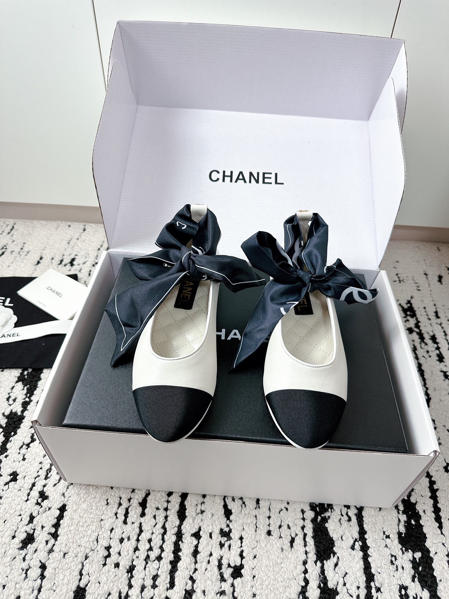 NO:669803,Airplane box CHANEL 26/A The latest ballet shoes from the official website make an elegant appearance. Classic rhombus embroidered feet, soft ribbon lace design not only wraps around the ankle gently, but also fits the step more firmly. Made of original homologous cowhide fabric, lined with skin-friendly sheepskin. Iconic double C embellishment on the toe, all details are luxury imprints. Italian genuine leather soles, a high-end touch every step. We start from the authentic product and restore all materials and craftsmanship 1:1  Counter-level texture, just to give you an uncompromising elegance experience. Fabric: Original customized cowhide, lining sheepskin, original customized foot pads, soles imported from Italy, genuine leather outsole Size: 35-41 (.40.41 customized non-refundable), single shoes, chanel, chanel, cowhide, sheepskin, Leather soles19860909飞机盒 CHANEL 香奈儿 26/A 官网最新芭蕾舞鞋优雅登场 经典菱格刺绣垫脚,柔美丝带系带设计 不仅温柔缠绕脚踝,更牢牢贴合步履 选用原版同源牛皮面料,内衬亲肤羊皮 鞋头标志性双C点缀,细节皆是奢华印记 意大利真皮底,步履间皆是高级触感 我们从正品出发,1:1还原所有材质与工艺 专柜级的质感,只为给你不妥协的优雅体验 面料: 原版定制牛皮 内里羊皮 垫脚原版定制 鞋底意大利进口真皮大底 Size: 35-41（.40.41定制不退换）,单鞋,chanel,chanel,cowhide,sheepskin,Leather soles,Women's Shoes