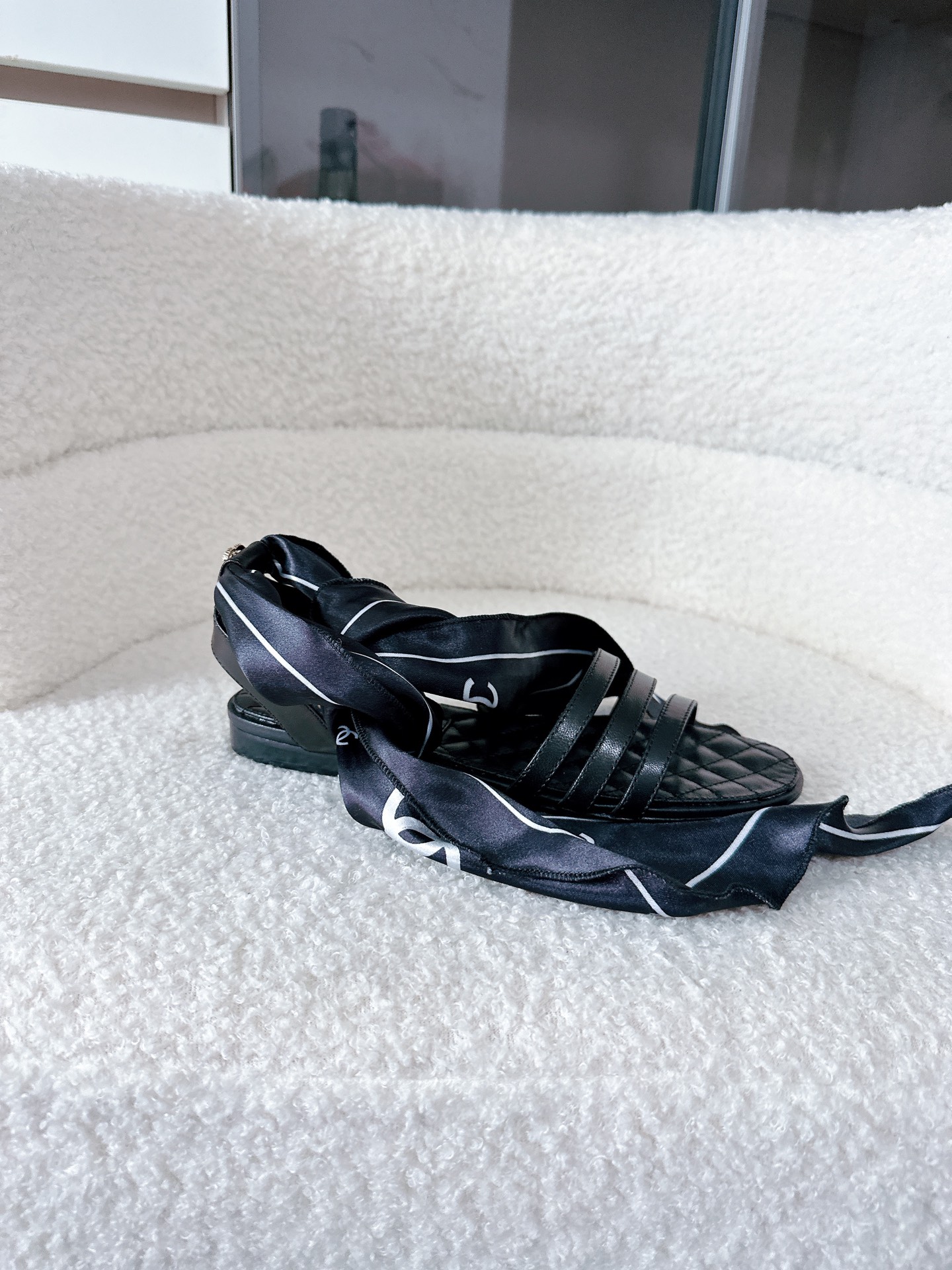 NO:669801,Airplane box Chanel 26/A｜Official website synchronized ribbon sandals New season silk scarf bow flat sandals are gently launched. Elegantly wrapped. The non-falling design is so considerate. Classic rhombus embroidered insole. Full marks for high-end details. All shoes are imported lambskin. Skin-friendly sheepskin inside. Italian handmade genuine leather outsole. Every step is in the soft cloud. Double logo on the heel is decorated in a low-key manner. All materials are carefully restored according to the original version. Counter-level craftsmanship.  Purchasing-grade texture, tying French romance to the toes, this pair is a gentle poem of walking #chanel sandals #lambskin shoes #high-end flats #summer gentle wear Fabric: original customized sheepskin, silk, lining sheepskin, original customized sheepskin for feet, sole imported from Italy, genuine leather outsole Size: 35-41 (.40.41 customization is not returnable), high-heeled sandals, chanel, sandals, flats, high  heels,sheepskin,real silk,Leather soles19860909飞机盒 香奈儿26/A｜官网同步丝带凉鞋 新季丝巾蝴蝶结平底凉鞋温柔上线 优雅缠绕 不掉脚设计太贴心啦 经典菱格刺绣鞋垫 高级感细节满分 全鞋甄选进口小羊皮 内里亲肤羊皮 意大利手工真皮大底 每一步都踏在柔软云端 后跟双标志低调点缀 所有材质均按原版精心还原 专柜级工艺 代购级质感 把法式浪漫系在脚尖 这一双 是行走的温柔诗篇 #香奈儿凉鞋 #小羊皮鞋 #高级感平底鞋 #夏日温柔穿搭 面料: 原版定制羊皮 真丝 内里羊皮 垫脚原版定制羊皮 鞋底意大利进口真皮大底 Size: 35-41（.40.41定制不退换）,高跟鞋凉鞋,chanel,sandals,flats,high heels,sheepskin,real silk,Leather soles,Women's Shoes