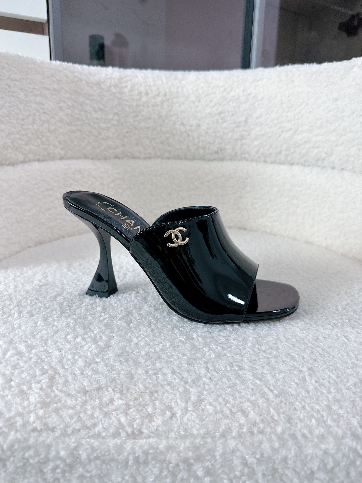NO:707095,Airplane box CHANEL Chanel｜26/A The latest high-heeled slippers from the official website Purchasing-grade quality｜Original one-to-one customization at the counter Purchase authentic products to develop Restore all details Sheepskin/patent leather cowhide optional Soft sheepskin lining Italian imported genuine leather sole Classic double C buckle iconic embellishment Temperament and comfort coexist. Wearing it means you feel high-end♀ #Chanelchanel #luxury purchasing #luxury-feeling #high-heeled shoes Fabric:  Original customized sheepskin, patent leather, inner sheepskin, original customized sheepskin for feet, sole imported from Italy, genuine leather outsole Size: 35-41 (.40.41 customized, non-refundable), high heels slippers, chanel, chanel, high heels, slippers, cowhide, sheepskin, Leather soles19860909飞机盒 CHANEL香奈儿｜26/A 官网最新高跟拖鞋 代购级品质｜专柜原版一比一定制 购入正品开发 还原所有细节 羊皮/漆皮牛皮可选 柔软羊皮内里 意大利进口真皮底 经典双C扣标志性点缀 气质与舒适并存 穿上即是高级感♀ #Chanel香奈儿#奢侈品代购 #高级感穿搭 #高跟鞋 面料: 原版定制羊皮 漆皮 内里羊皮 垫脚原版定制羊皮 鞋底意大利进口真皮大底 Size: 35-41（.40.41定制不退换）,高跟鞋拖鞋,chanel,chanel,high heels,slippers,cowhide,sheepskin,Leather soles,Women's Shoes