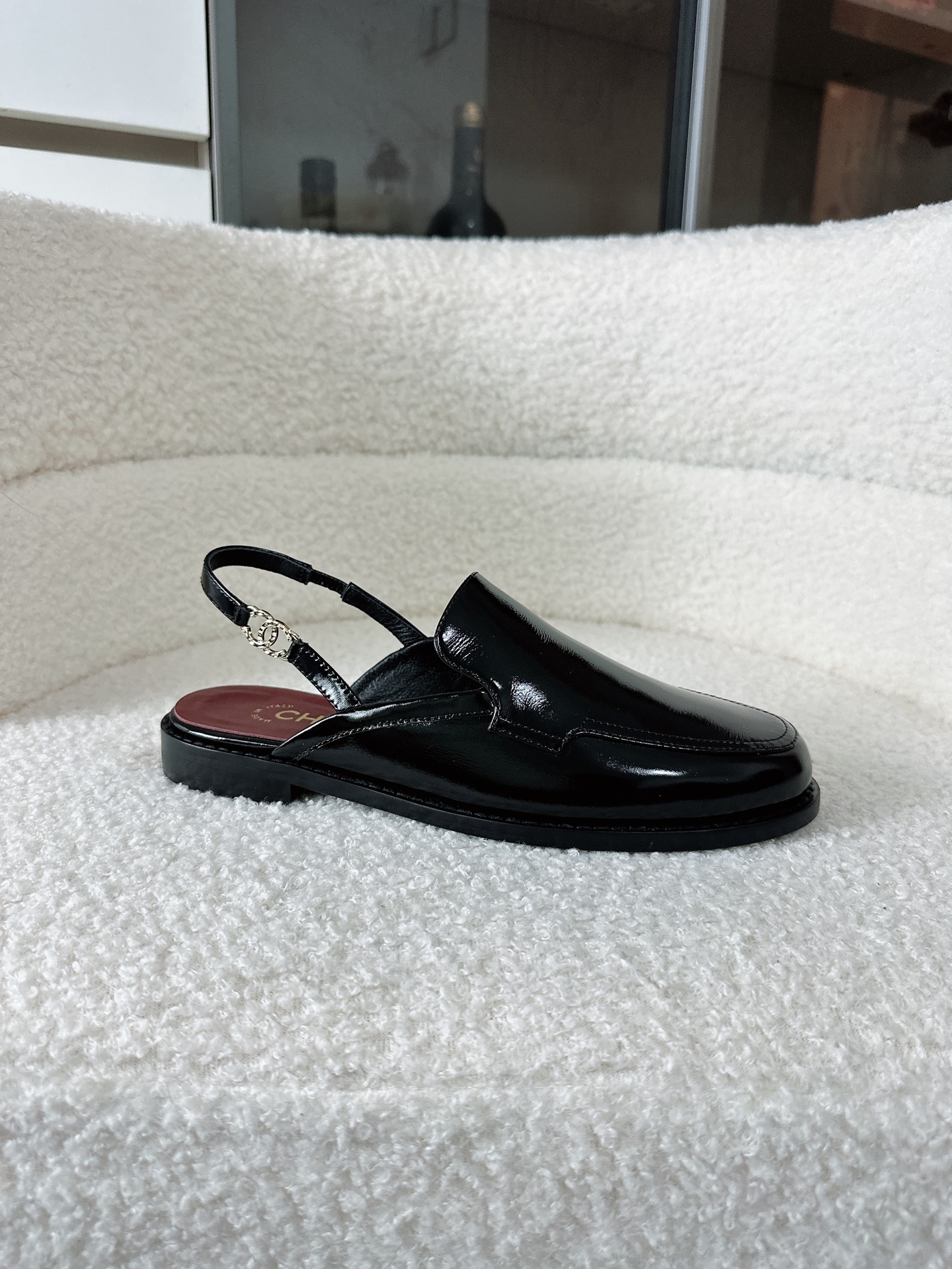 NO:790032,Airplane box Chanel back strap loafers｜Commuting god style Who knows!  This pair of CHANEL loafers with back straps are welded directly to the feet. The neatness of loafers + the looseness of mule shoes are perfectly combined. The back strap design does not follow the feet and makes the legs slimmer. The round-toe shoe shape is super friendly for people with wide feet!  The glossy model is retro and luxurious, the matte model is low-key and high-end, and the three colors of burgundy/black/white are available. It is perfect for commuting with a suit or casual jeans. The top layer of cowhide leather is full of texture, and the thick sole is also quietly increased. The foot turns into a paper figure in an instant, and it does not wear your feet at all when worn daily. It has a sense of light luxury, so you can close your eyes without stepping on the thunder. This classic model is always missing a pair in the shoe cabinet!  #Chanel # Loafers # Commuting Shoes # Luxury Shoes # Fairy Shoes # Good Things to Wear Fabric: Original customized sheepskin Lined sheepskin Original customized sheepskin for foot pads Genuine leather outsole Size: 35-41 (.40.41. Customized non-returnable), loafers sandals, chanel, chanel, loafers, sandals, jeans, business suit, cowhide, sheepskin, Leather soles19860909飞机盒 香奈儿后绊带乐福鞋｜通勤封神款  谁懂啊！这双CHANEL后绊带乐福鞋直接焊在脚上了 乐福鞋的利落+穆勒鞋的松弛感完美融合,后绊带设计不跟脚还显腿细,圆头鞋型对宽脚星人超友好！ 亮面款复古贵气,哑光款低调高级,酒红/黑/白三色全拿捏,通勤配西装、休闲搭牛仔裤都绝了. 头层牛皮质感拉满,厚底还悄悄增高,上脚秒变纸片人,日常穿完全不磨脚. 轻奢感直接拉满,闭眼入不踩雷,鞋柜里永远缺一双的经典款！ #香奈儿 #乐福鞋 #通勤鞋 #奢侈品鞋 #神仙鞋子 #穿搭好物 面料: 原版定制羊皮 内里羊皮 垫脚原版定制羊皮 鞋底真皮大底 Size: 35-41（.40.41.定制不退换）,乐福鞋凉鞋,chanel,chanel,loafers,sandals,jeans,business suit,cowhide,sheepskin,Leather soles,Women's Shoes