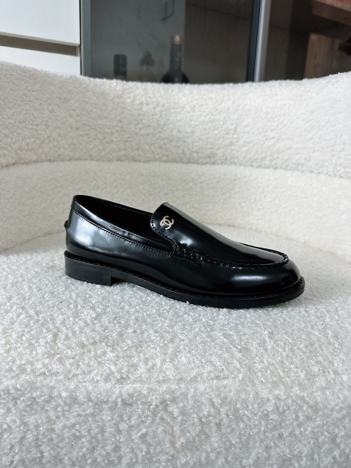 NO:790034,Airplane Box Complete Illustration of Chanel Loafers｜Shoe Cabinet Hard Currency Finally collected the popular colors of CHANEL loafers!  When I unboxed this set, I was really struck by the high-end feel. The glossy black/white is classic, the matte black is low-key and versatile, and the suede caramel color is retro and gentle. Each pair is focused on aesthetics. The classic double C logo is hidden on the side of the shoe, which is simple and unobtrusive. The Loaf shoe shape has a lazy and relaxed feel. It is smart with suit pants, elegant with a skirt, and is suitable for commuting and dating. The top layer of cowhide leather is online, and the soft sole will not tire your feet after walking for a long time. It is very comfortable.  This is truly an investment piece that can last for ten years and never goes out of style. It is a must-have item in your shoe cabinet!  #Chanel # Loafers # Luxury Shoes # Commuting Shoes # Fairy Shoes #chanel Fabric: Original customized sheepskin Lined sheepskin Original customized sheepskin for foot pads Genuine leather outsole Size: 35-41 (.40.41. Customized non-refundable), loafers sandals, chanel, chanel, loafers, sandals, skirts, business suit, cowhide, sheepskin, chamois leather, Leather soles19860909飞机盒 香奈儿乐福鞋全图鉴｜鞋柜硬通货  终于把CHANEL乐福鞋热门色集齐了！开箱这组真的被高级感狠狠拿捏 黑/白亮面经典不出错,哑光黑低调百搭,麂皮焦糖色复古又温柔,每一双都长在审美点上. 经典双C logo藏在鞋侧,简约不张扬,乐福鞋型自带慵懒松弛感,配西装裤干练、搭裙装优雅,通勤约会都适配. 头层牛皮质感在线,软底久走不累脚,舒适度拉满. 这才是真正能穿十年不过时的投资款,鞋柜里必须留的C位！ #香奈儿 #乐福鞋 #奢侈品鞋 #通勤鞋 #神仙鞋子 #chanel 面料: 原版定制羊皮 内里羊皮 垫脚原版定制羊皮 鞋底真皮大底 Size: 35-41（.40.41.定制不退换）,乐福鞋凉鞋,chanel,chanel,loafers,sandals,skirts,business suit,cowhide,sheepskin,chamois leather,Leather soles,Women's Shoes