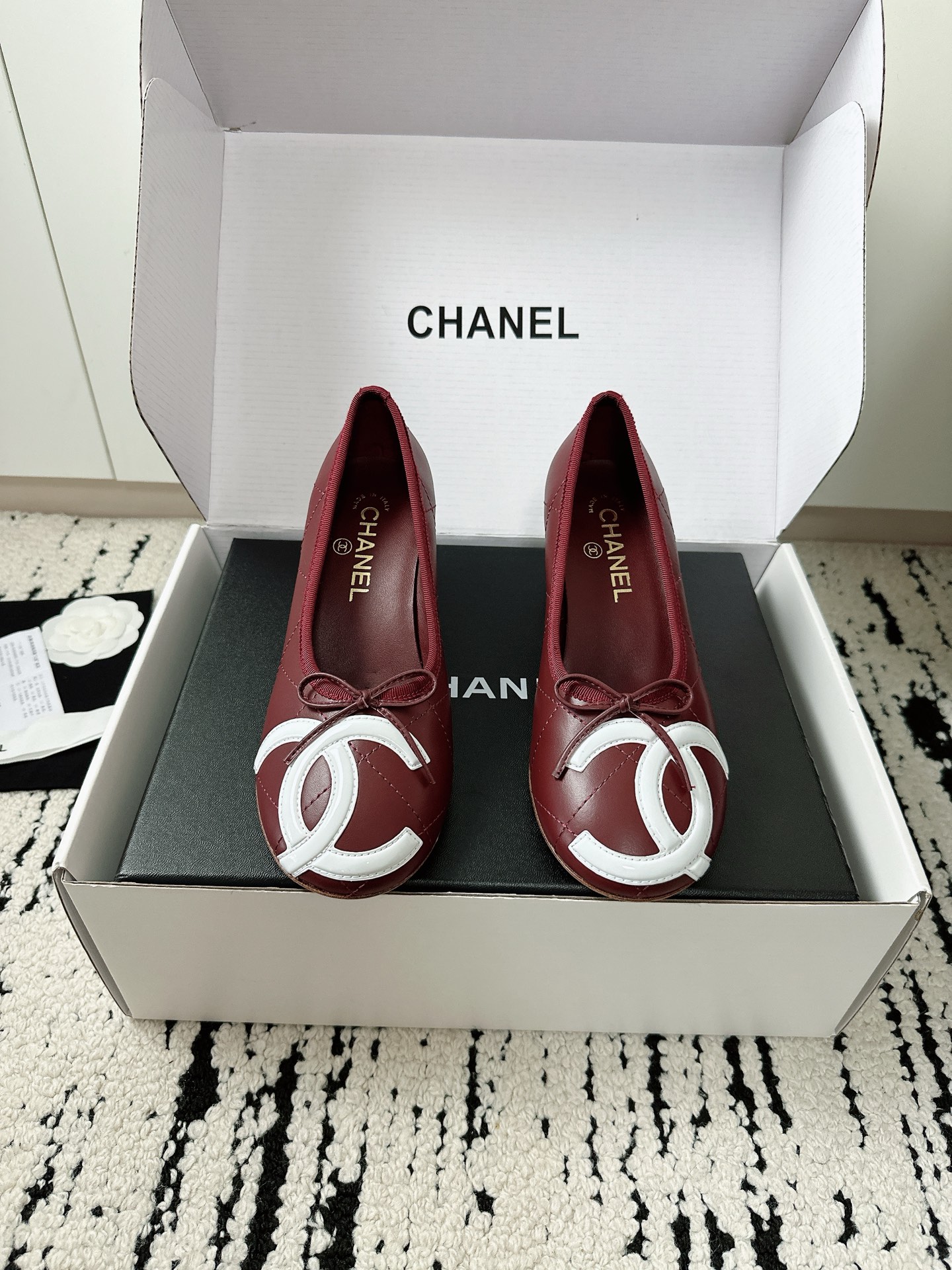 NO:890957,Top version, classic pearl heel design. Diamond ballet shoes. Original custom-made lambskin fabric. The inner toes are made of sheepskin. Original open-molded leather outsole size 35-41 [40/41 customization] [Requires separate airplane box, single shoes, sheepskin, Leather soles19860909顶级版 经典珍珠跟設計.菱格芭蕾舞鞋 原版定制小羊皮面料 内里踮脚均为羊皮 原版开模真皮大底 size35-41 [40/41定制] [需要飞机盒另,单鞋,sheepskin,Leather soles,Women's Shoes