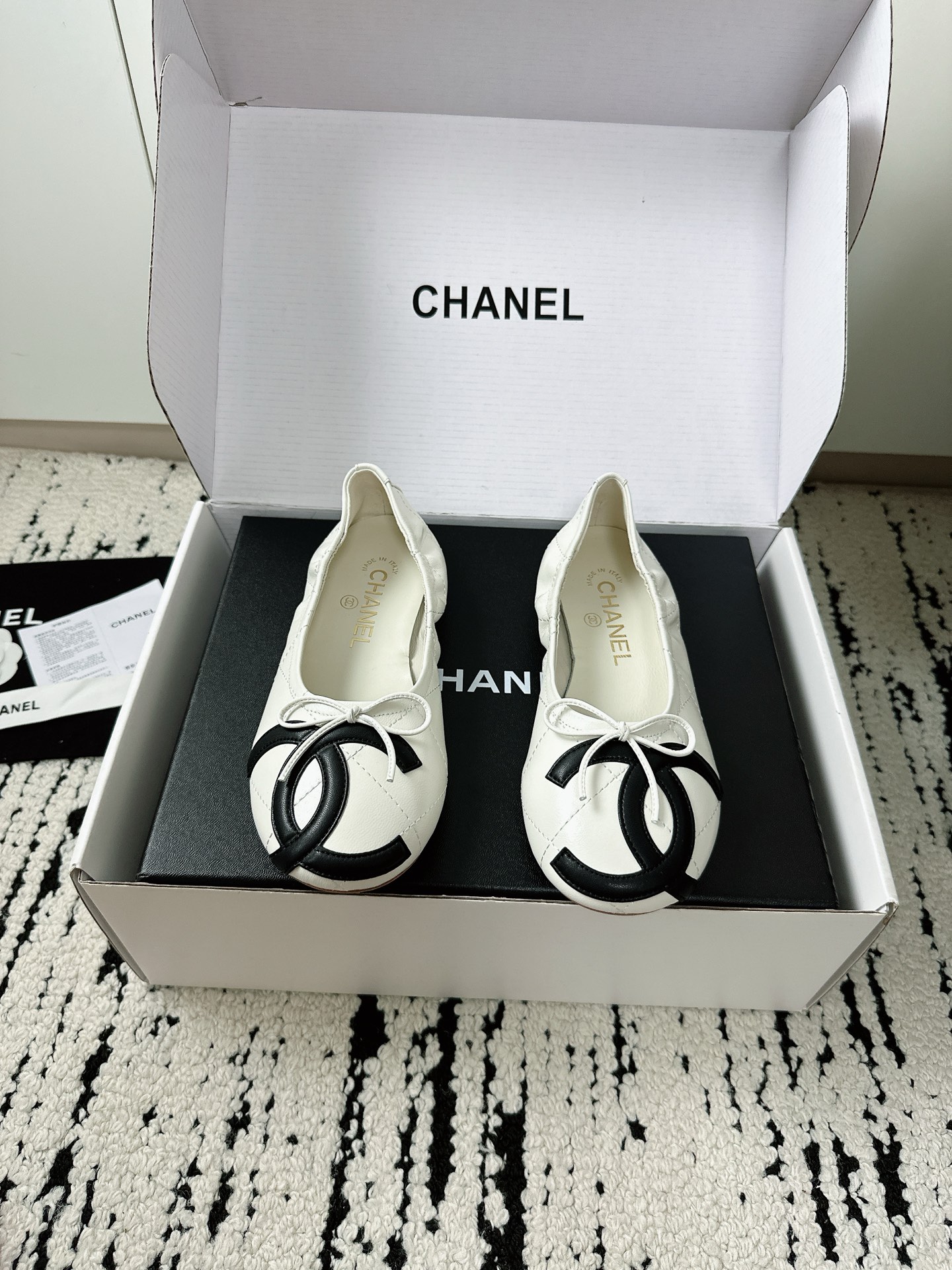 NO:890992,Top version of classic medieval diamond ballet shoes. Original customized lambskin fabric. The inner toes are made of sheepskin. Original molded leather outsole size 35-41 [40/41 customized] [needs separate airplane box, single shoes, sheepskin, Leather soles19860909顶级版 经典中古菱格芭蕾舞鞋 原版定制小羊皮面料 内里踮脚均为羊皮 原版开模真皮大底 size35-41 [40/41定制] [需要飞机盒另,单鞋,sheepskin,Leather soles,Women's Shoes
