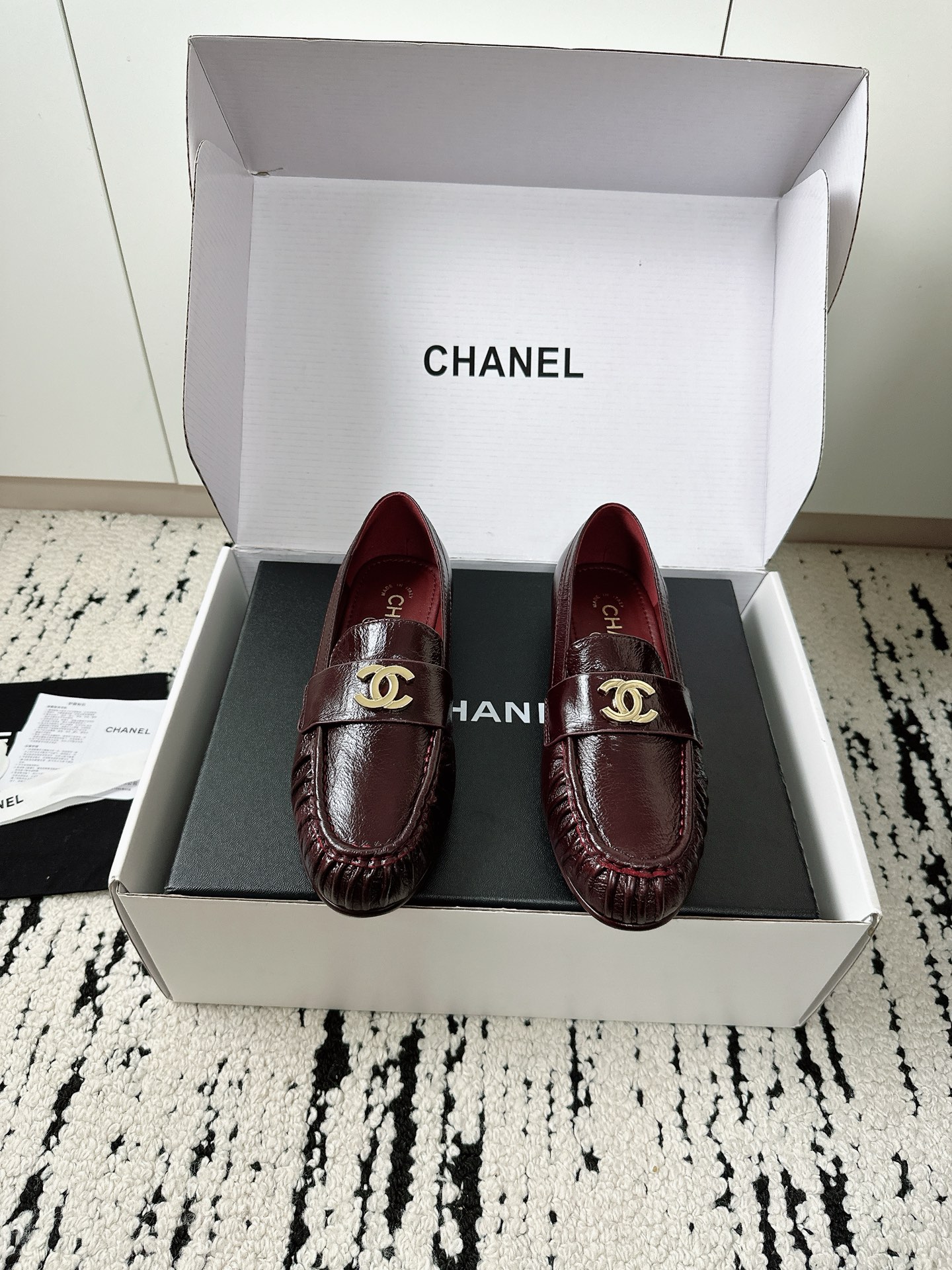 NO:890959,Top quality old money style pleated Loaf casual business leather shoes. Double C metal buckle with low-key shimmer. Lambskin is as soft as stepping on clouds. The fabric is made of original customized leather. The lining and tiptoe are all sheepskin. Italian imported genuine leather outsole. Top 35-41 [40.41 custom-made] [needs extra yuan for airplane box], loafers, loafers, sheepskin, Leather soles19860909顶级品质 老钱风褶皱乐福休闲商务皮鞋 双C金属扣低调闪微光 小羊皮软得像踩云朵里 面料采用原版定制皮料 内里踮脚均为羊皮 意大利进口真皮大底 顶级35-41 [40.41定做] [需要飞机盒另元],乐福鞋,loafers,sheepskin,Leather soles,Women's Shoes