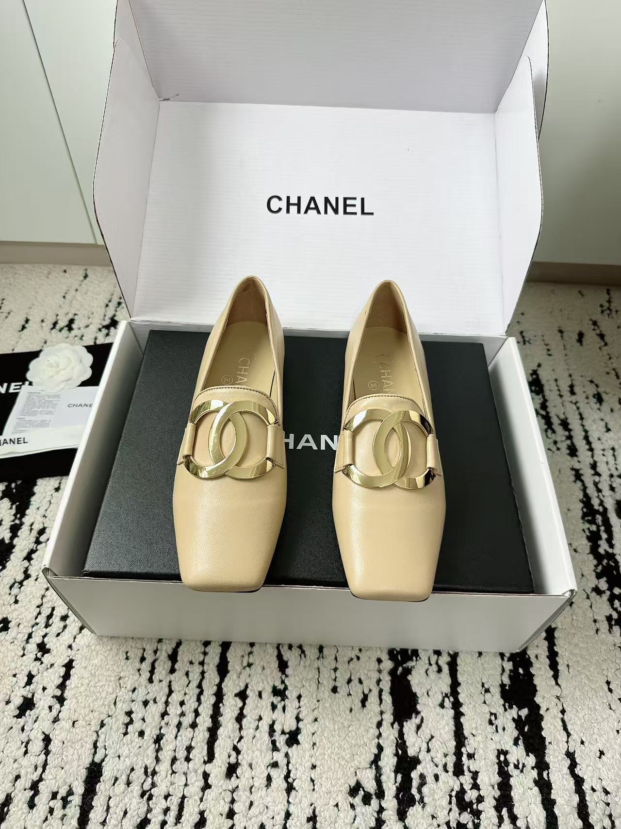 NO:890971,Xiaoxiang's new product purchasing agent square toe double C buckle versatile flat shoes are a must-have for goddesses. The upper is made of imported calfskin, the lining is tiptoe silk sheepskin, and the original Italian leather outsole is top 35-41 [40.41 custom-made] [needs extra yuan for airplane box], loafers, loafers, cowhide, sheepskin, Leather soles19860909小香新品代购级 方头双C扣百搭平跟单鞋女神必备 鞋面采用进口小牛皮 内里踮脚丝绸羊皮 意大利原版真皮大底 顶级35-41 [40.41定做] [需要飞机盒另元],乐福鞋,loafers,cowhide,sheepskin,Leather soles,Women's Shoes