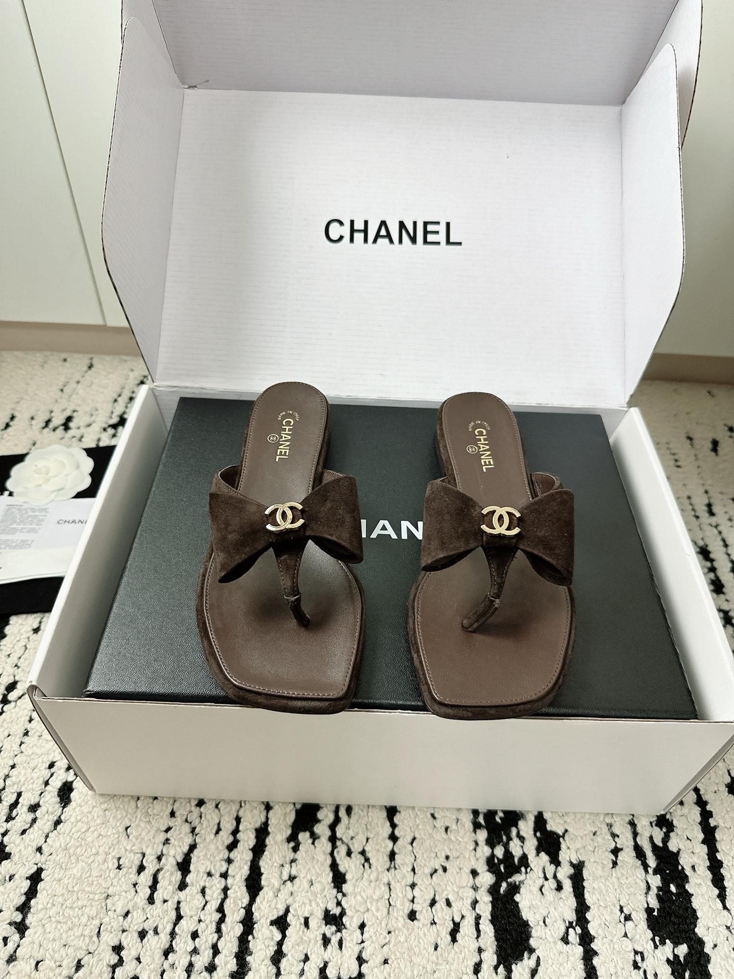 NO:890988,Classic double C bow, top version, flat flip-flops. The fabric is made of original customized leather. The inner toes are made of sheepskin. Italian imported genuine leather outsole size35-41 [40/41 customization] [needs separate airplane case], split-toe shoes, slippers, sheepskin, Leather soles19860909经典双C蝴蝶结 顶级版 夹脚平底人字拖鞋 面料采用原版定制皮料 内里踮脚均为羊皮 意大利进口真皮大底 size35-41 [40/41定制] [需要飞机盒另],分趾鞋,slippers,sheepskin,Leather soles,Women's Shoes