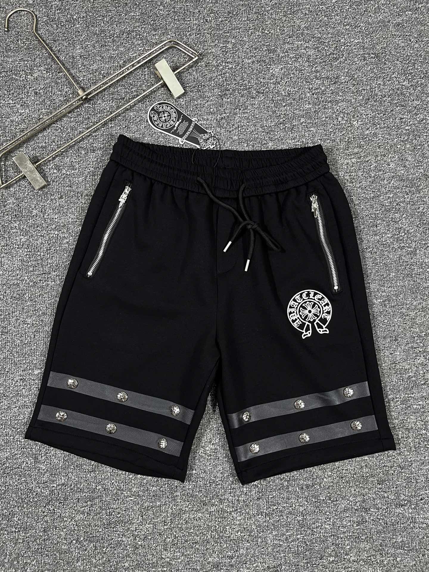 NO:913330,Croxin's 2026 new summer style shorts and casual pants, counter-customized fabrics with high breathability and comfort, impeccable details, brand element design concept, reflecting high quality. It feels delicate and soft!  It presents a casual cut and the upper body shape is awesome!  Size M-3XL,,chrome hearts,shorts,19860909克罗心‘’2026夏季新款 短裤 休闲裤,专柜定制面料 透气舒适度高,细节无可挑剔,品牌元素设计理念,体现高品质.手感细腻柔软！呈现休闲裁剪,上身版型超赞！码数M-3XL,,chrome hearts,shorts,,Men's clothing